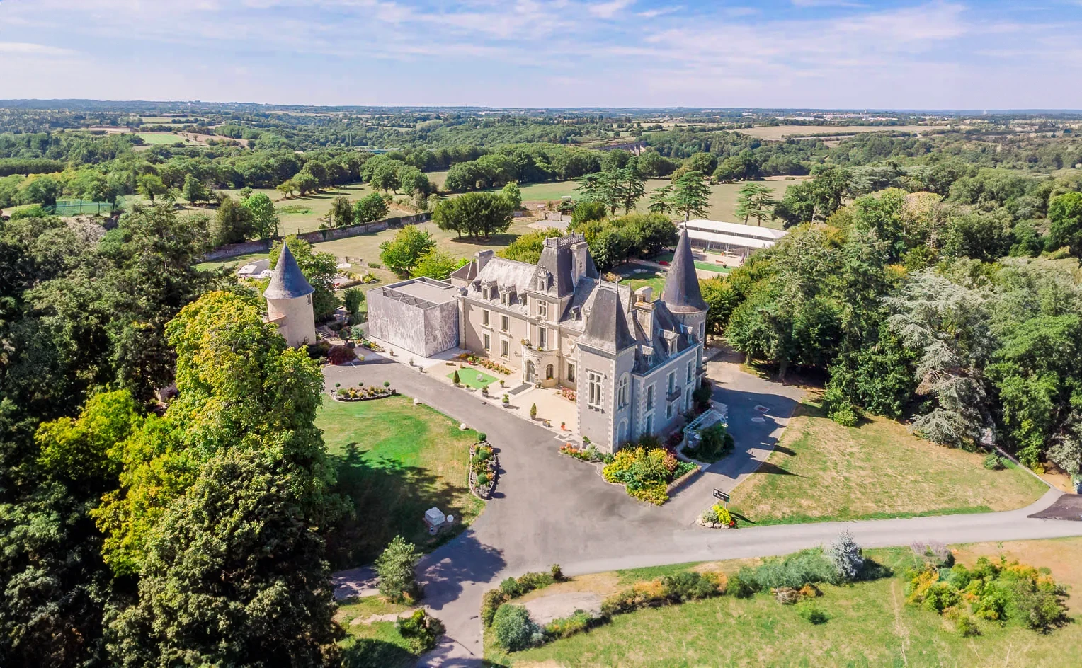 Vue aérienne d’un château entouré de verdure