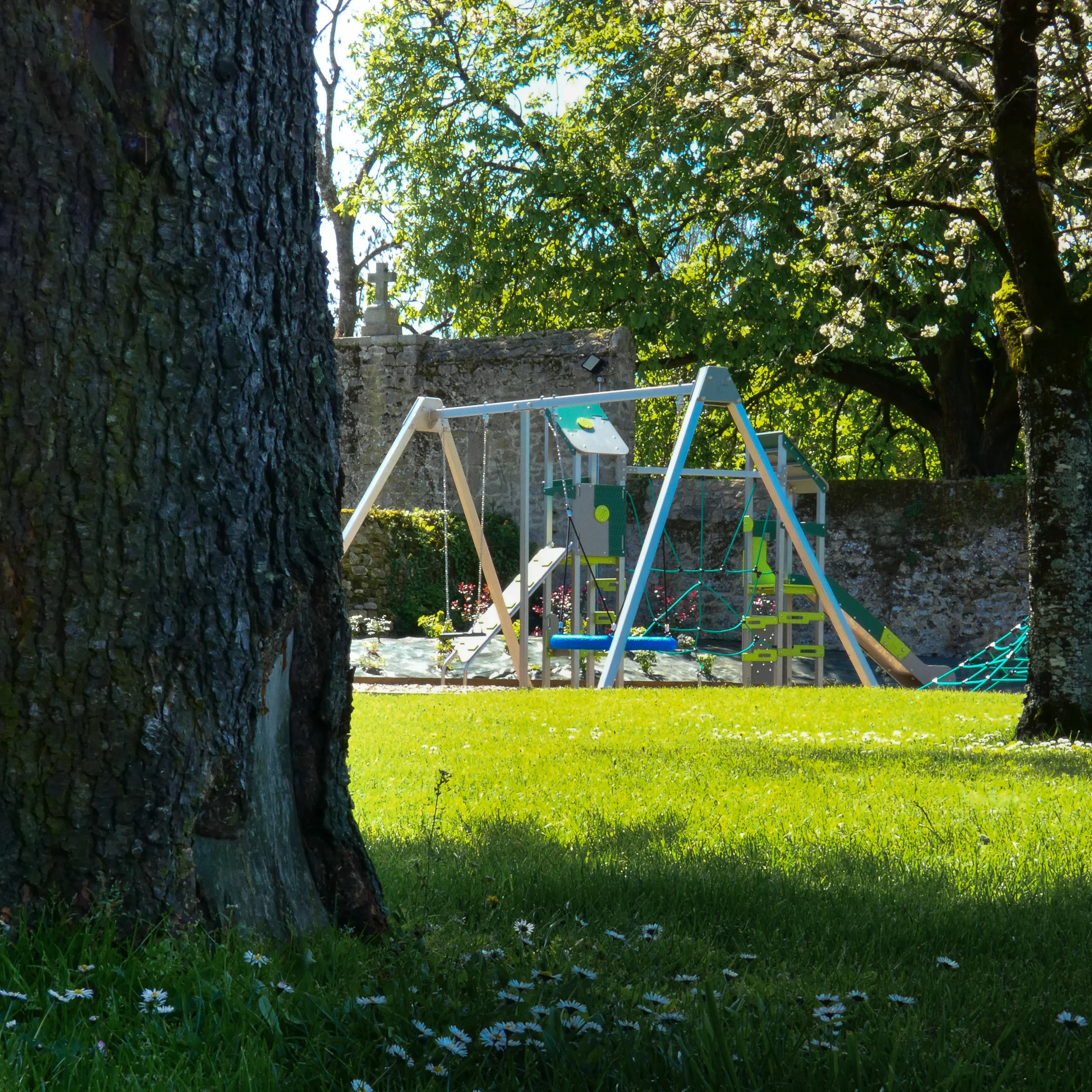Aire de jeux dans parc ensoleillé arboré