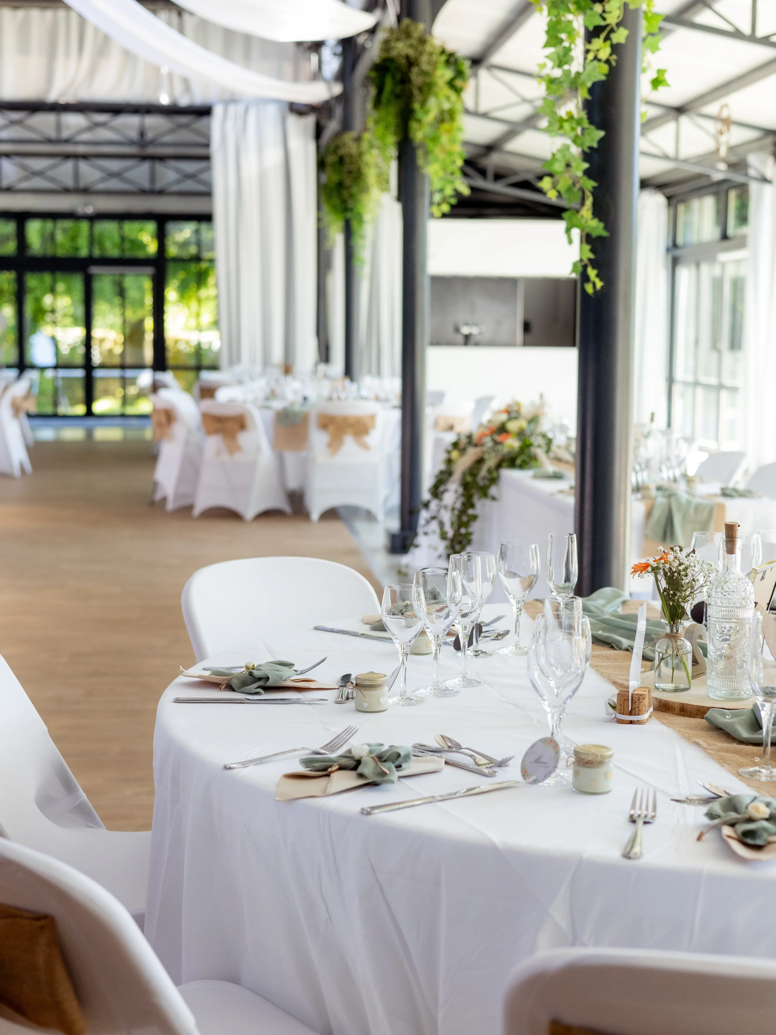 Salle de réception décorée pour mariage élégant