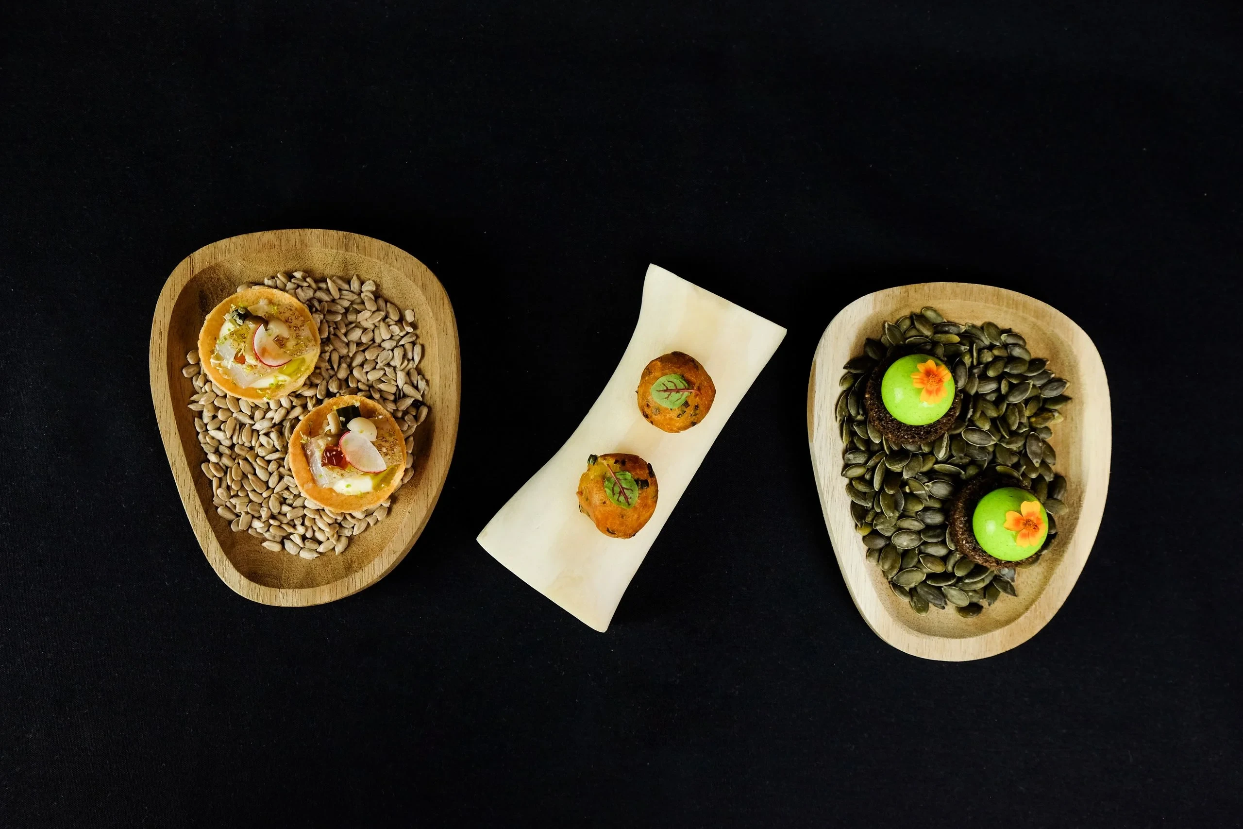 Amuse-bouches gastronomiques sur bols en bois