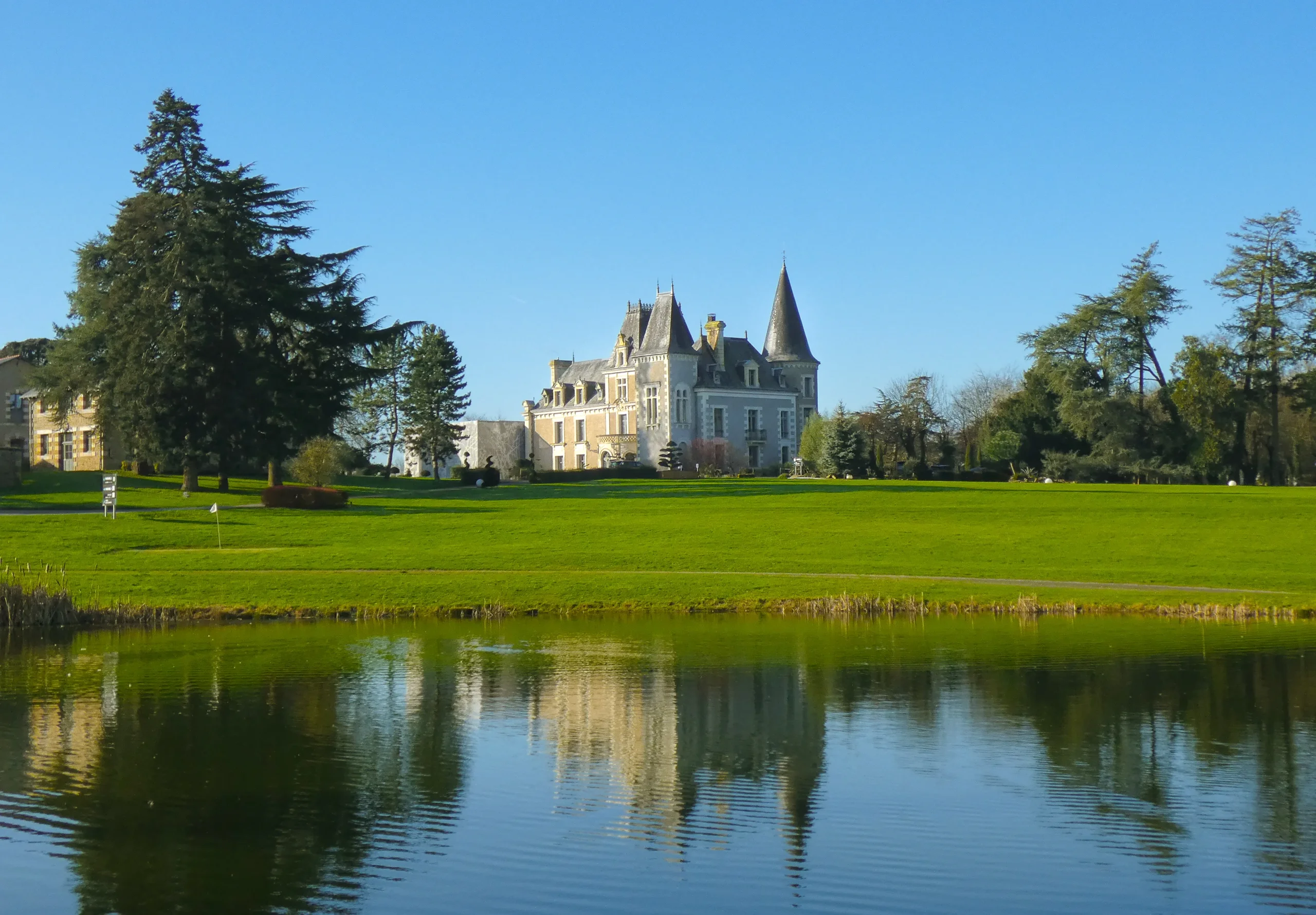 Château avec tourelles au bord d’un lac