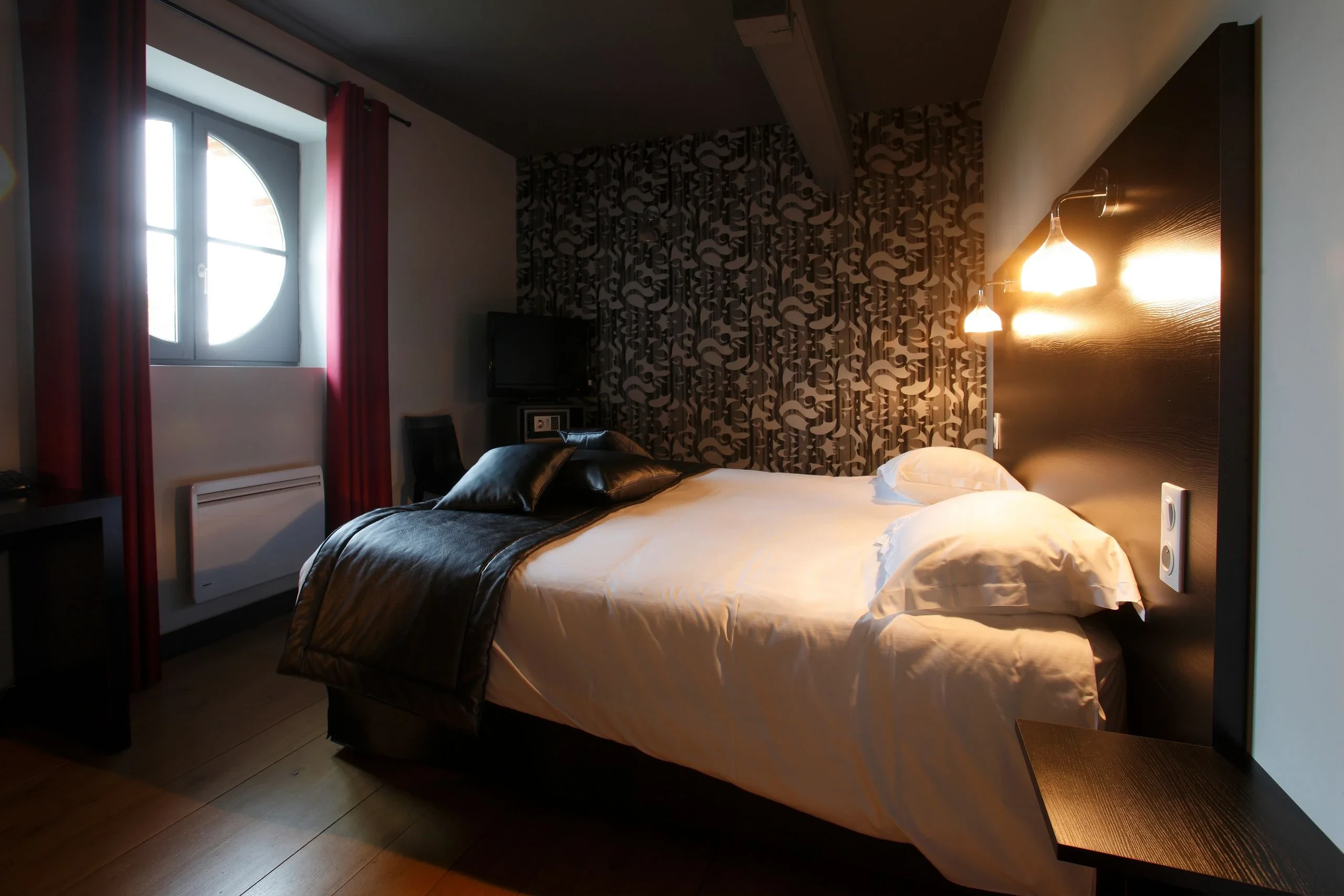 Chambre moderne avec lit double et éclairage chaleureux