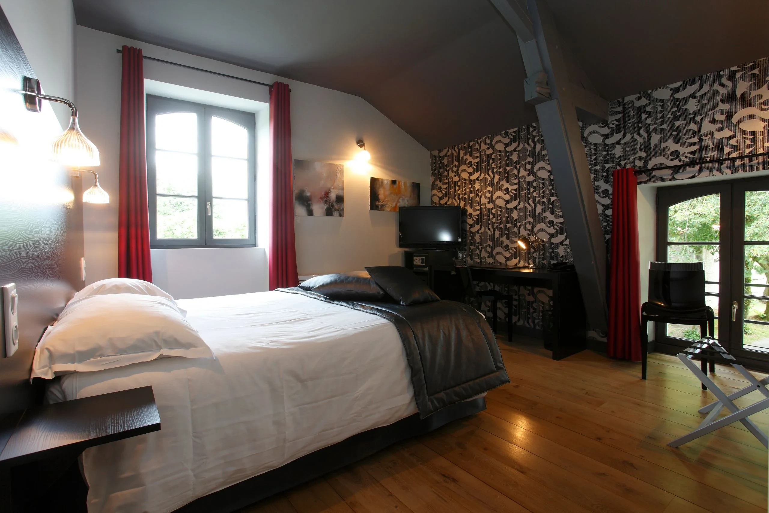 Chambre moderne avec lit double et rideaux rouges