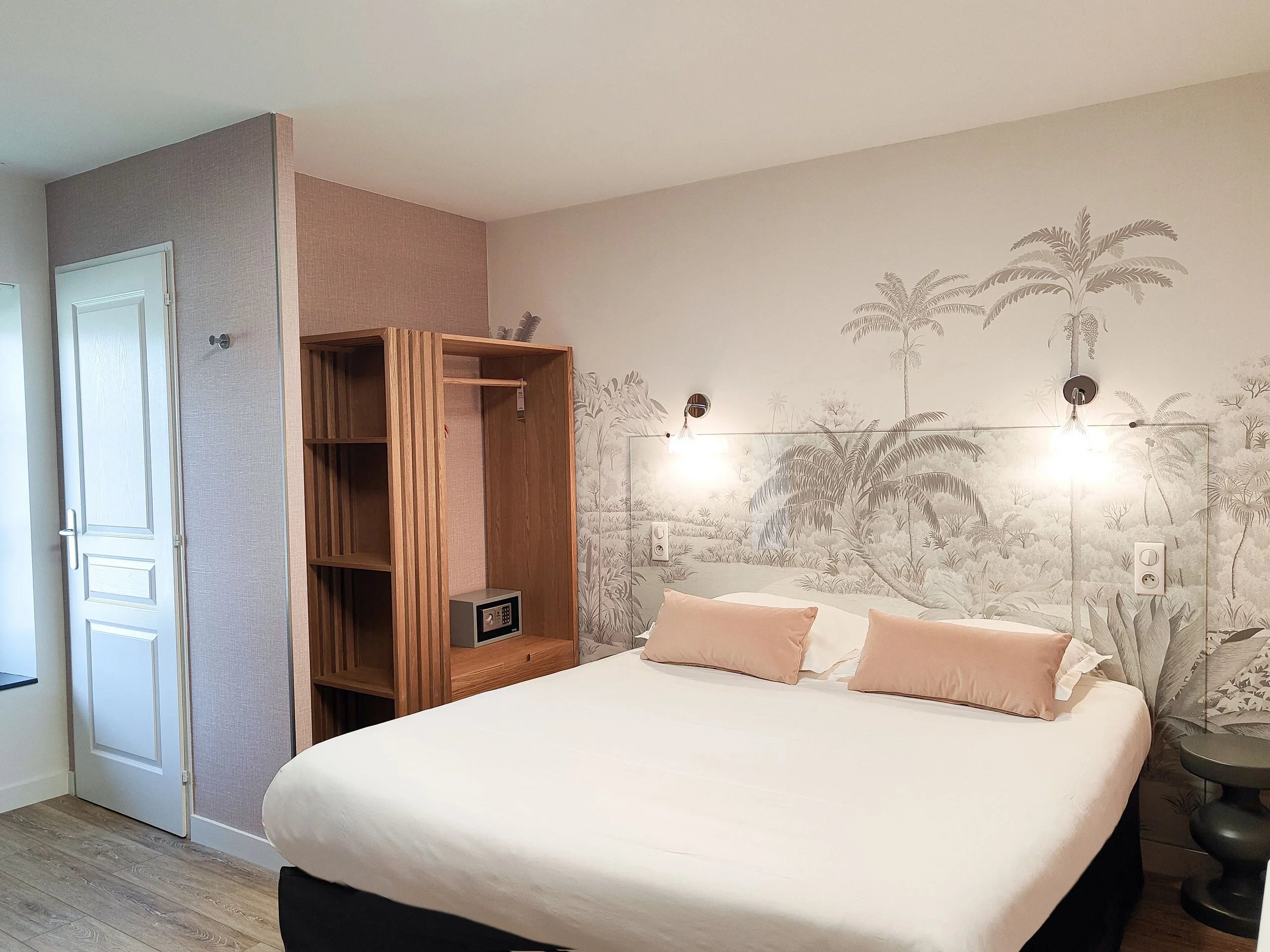 Chambre moderne avec lit double et papier peint tropical