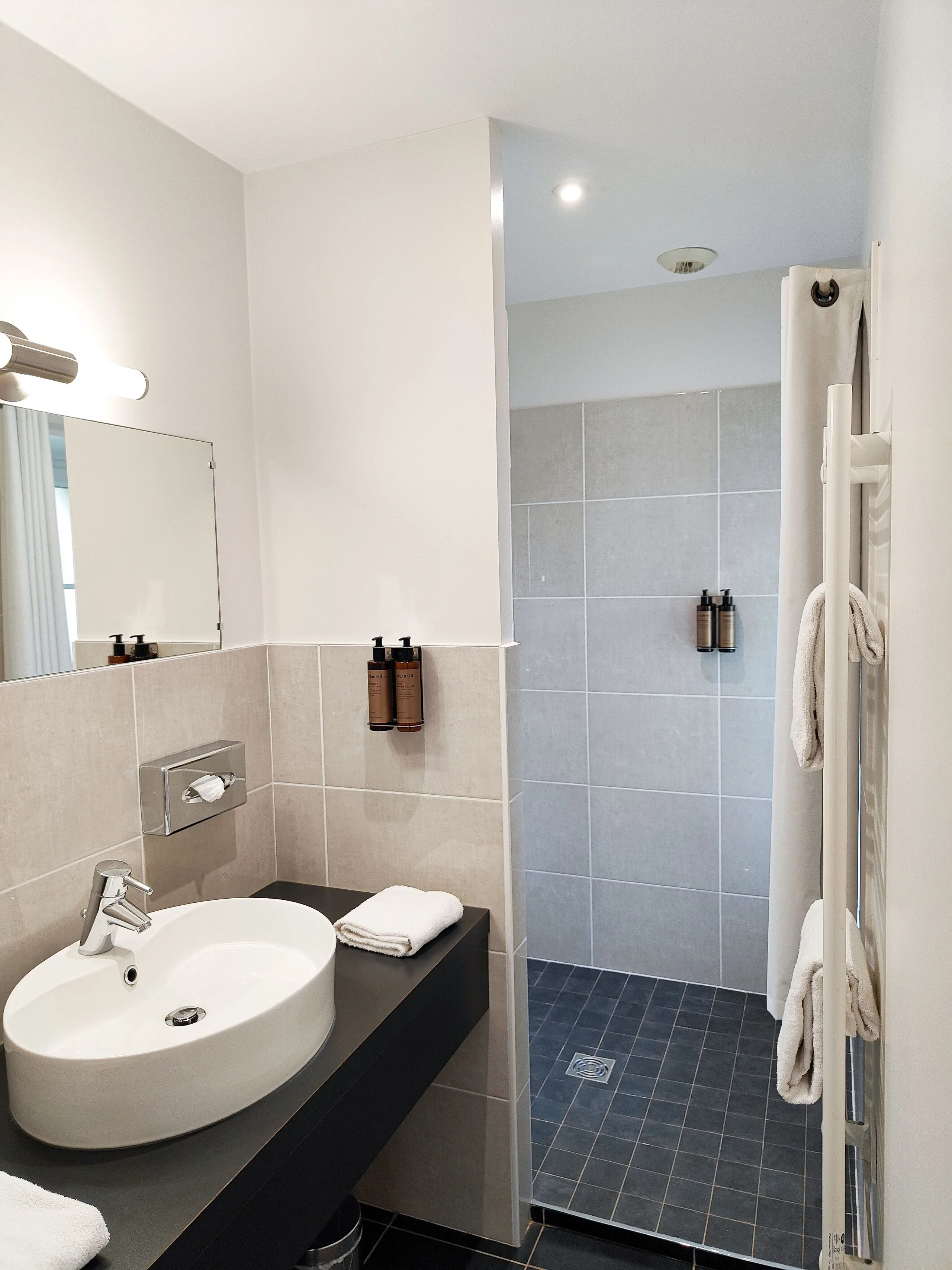Salle de bain moderne avec douche carrelée grise