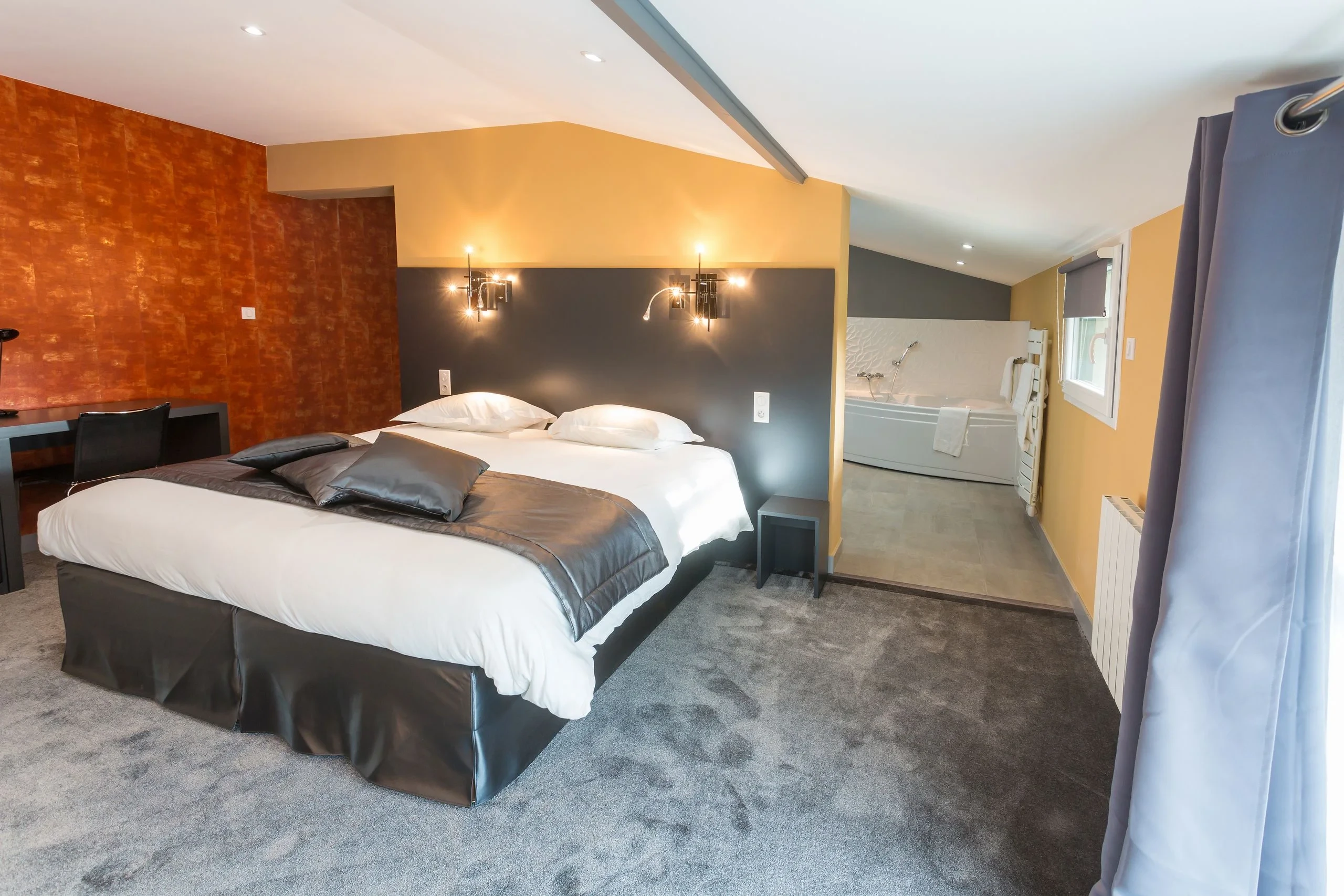 Chambre moderne avec lit double et baignoire