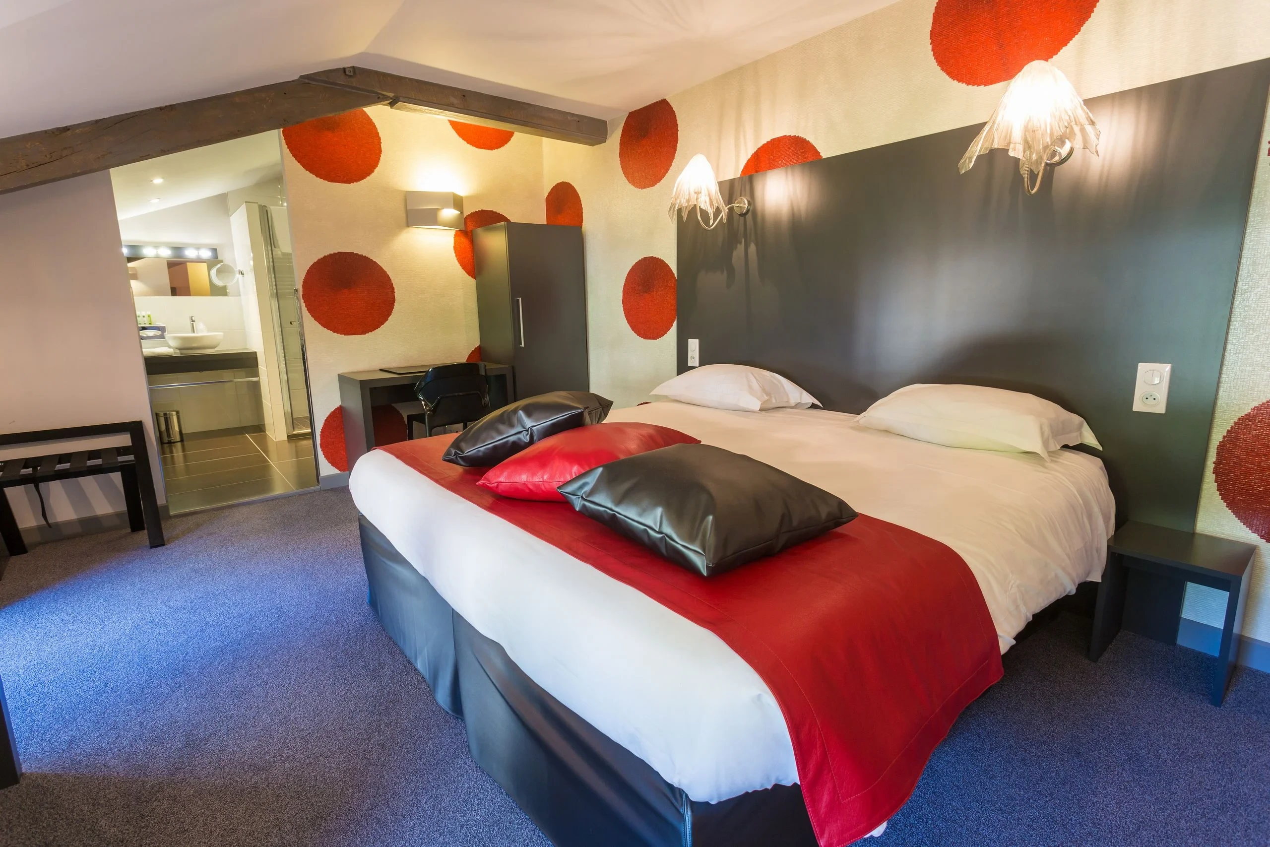 Chambre d’hôtel moderne à pois rouges