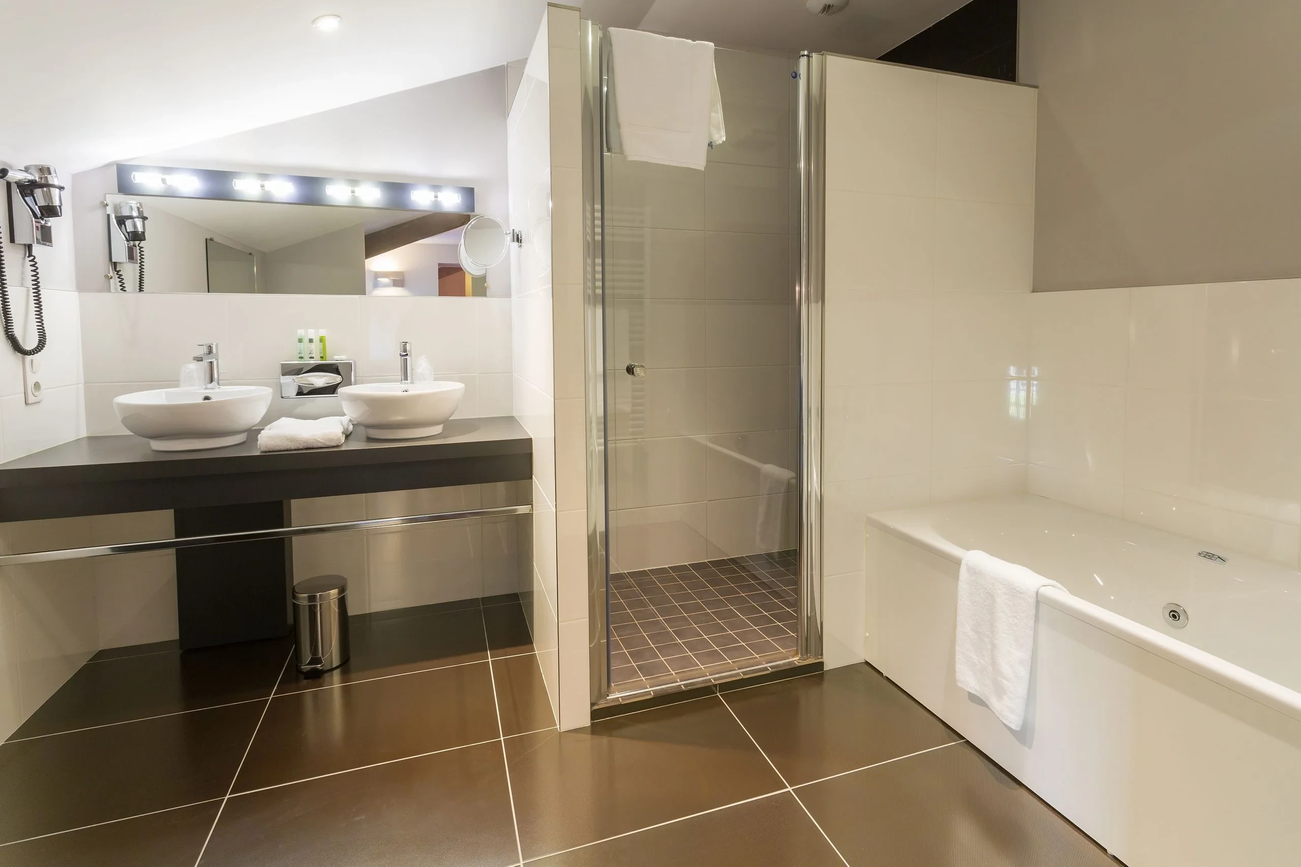 Salle de bain moderne avec douche et baignoire