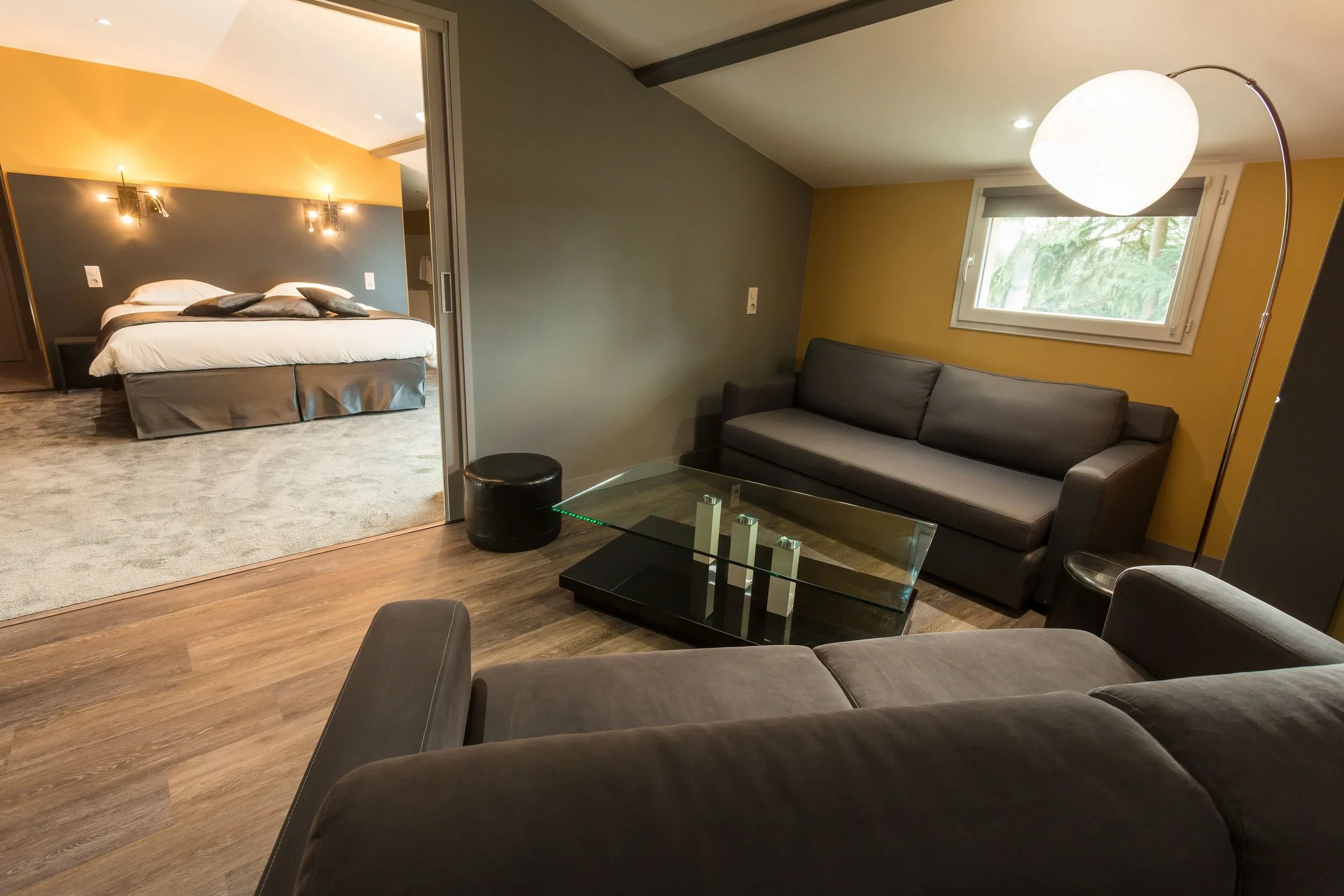 Suite moderne avec salon et chambre séparée