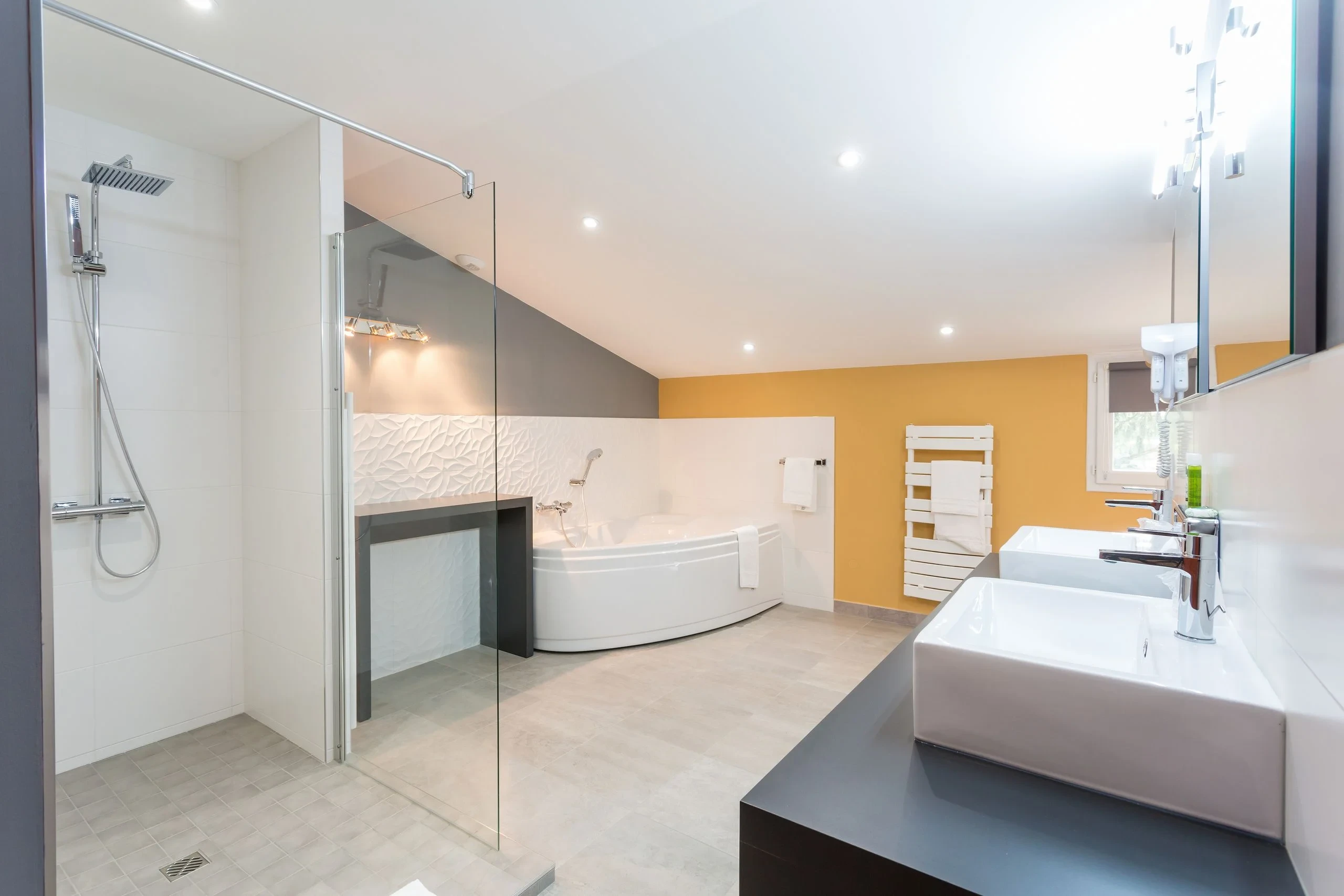 Salle de bain moderne avec douche et baignoire