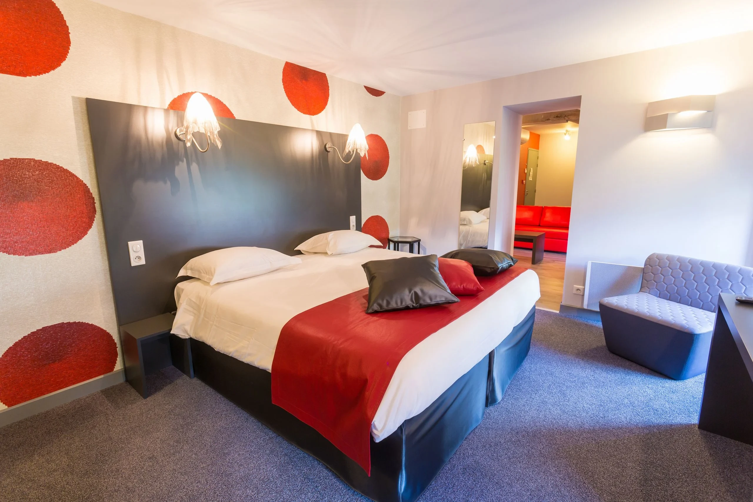 Chambre d’hôtel moderne avec lit double rouge