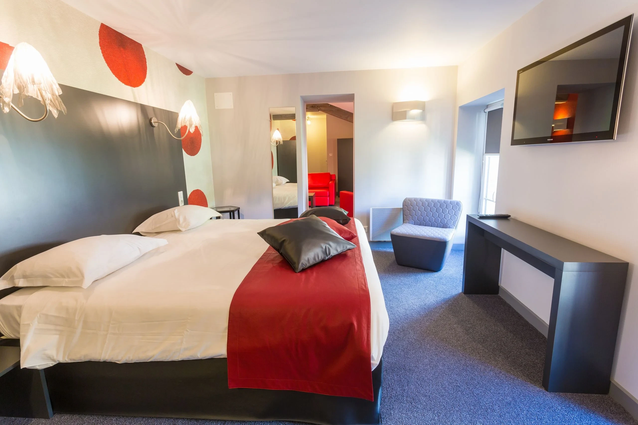 Chambre d’hôtel moderne avec lit double et TV