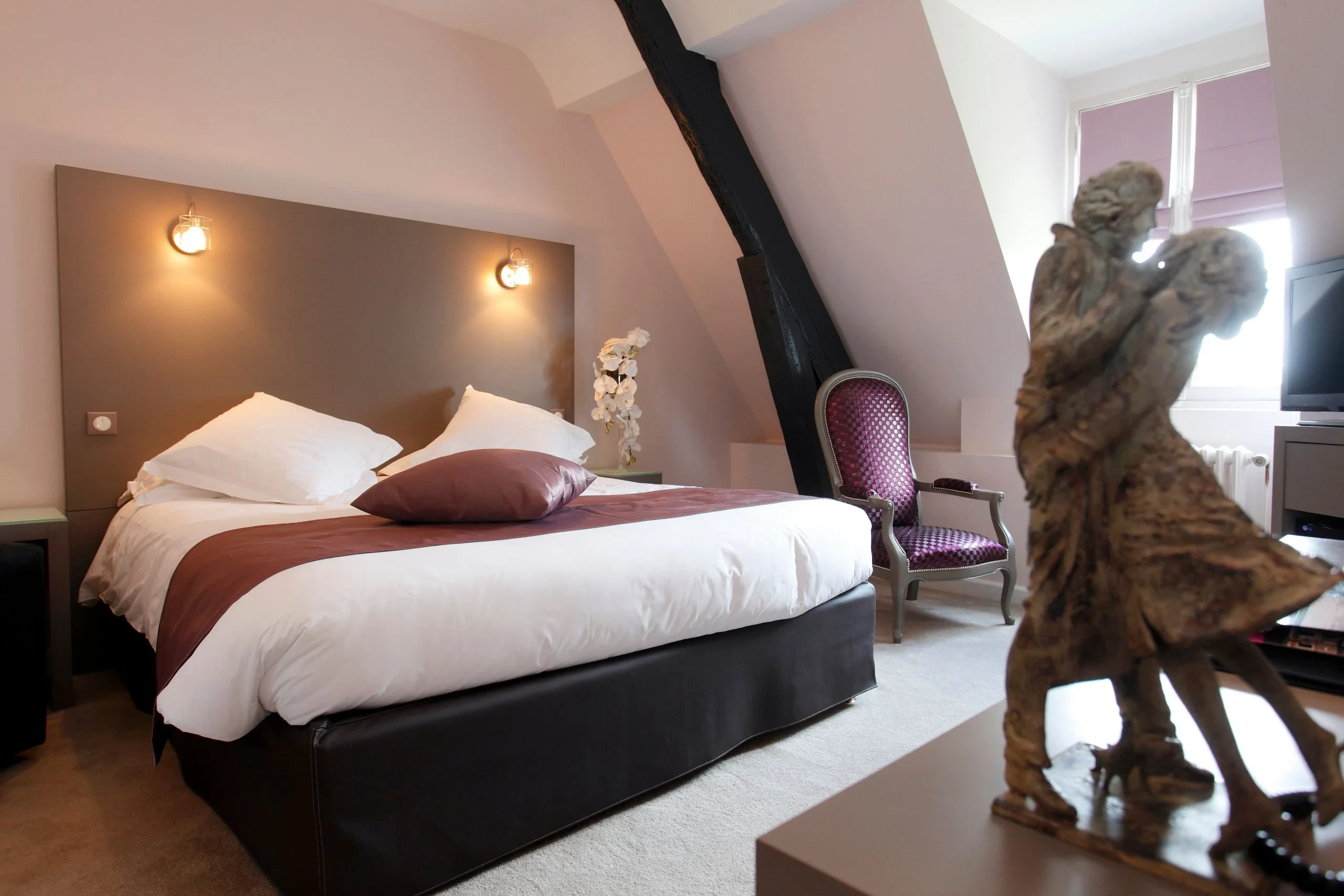 Chambre cosy avec lit double et fauteuil