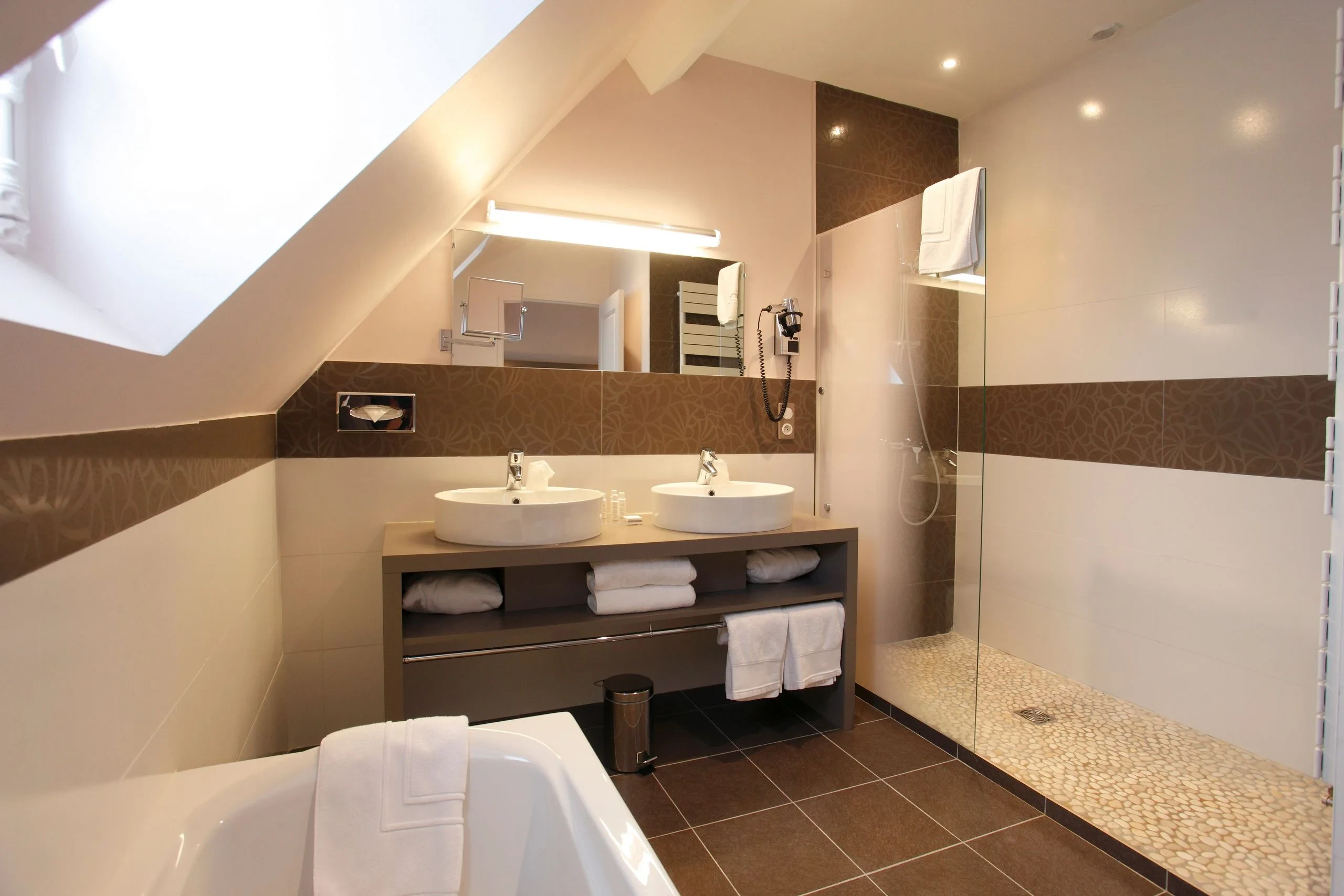 Salle de bain moderne avec double vasque et douche