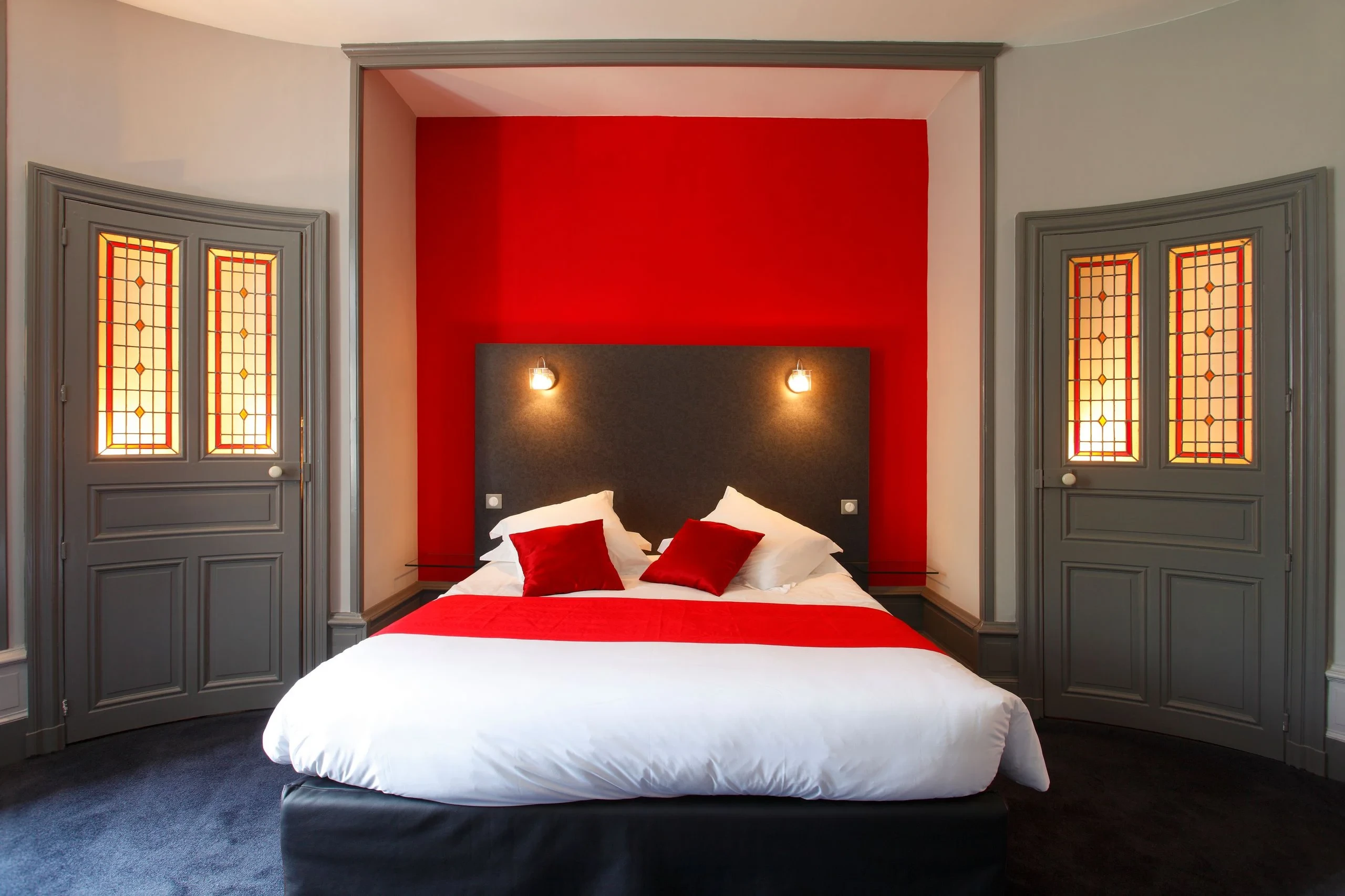 Chambre moderne avec mur rouge et vitraux