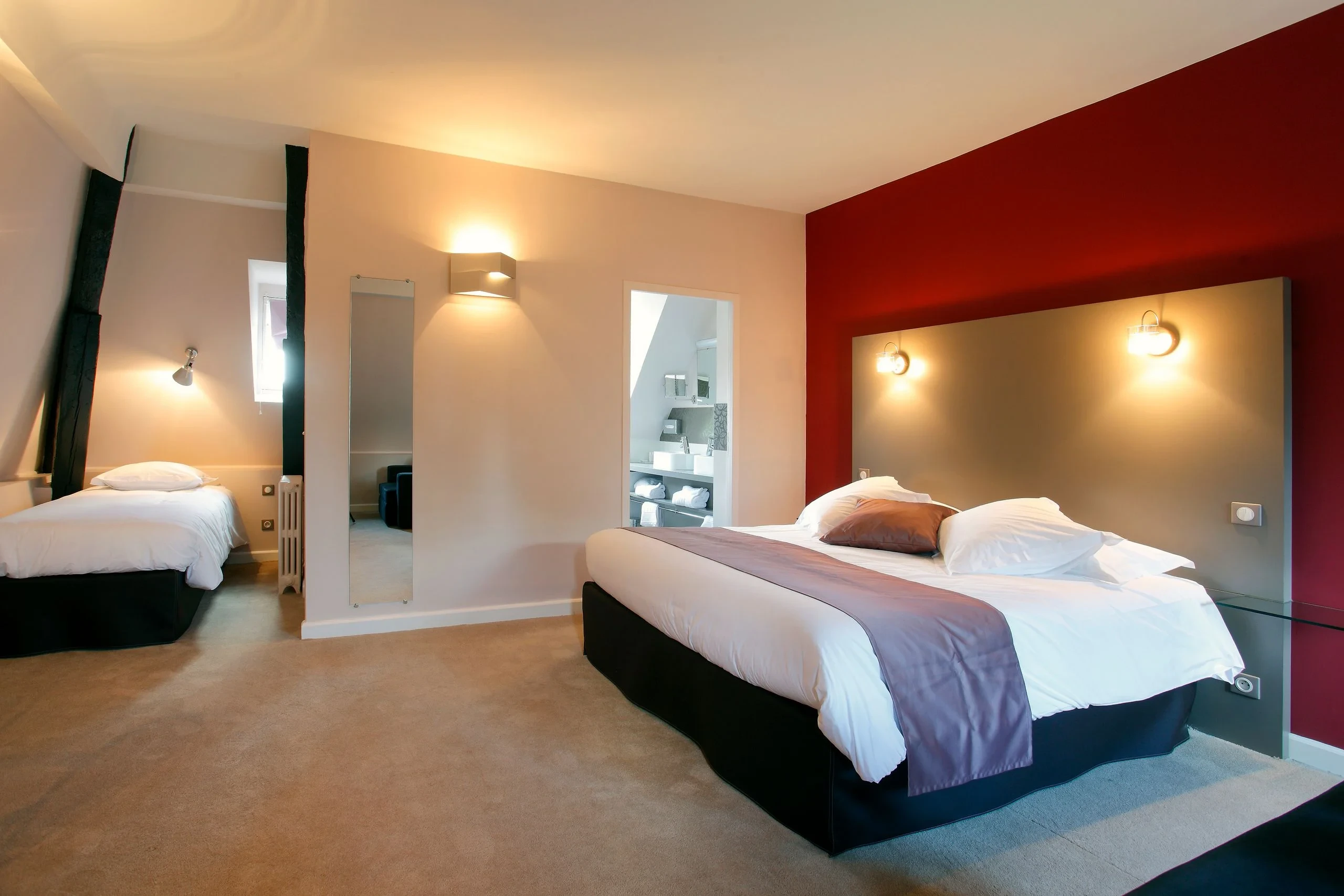 Chambre d’hôtel moderne avec lit double et simple