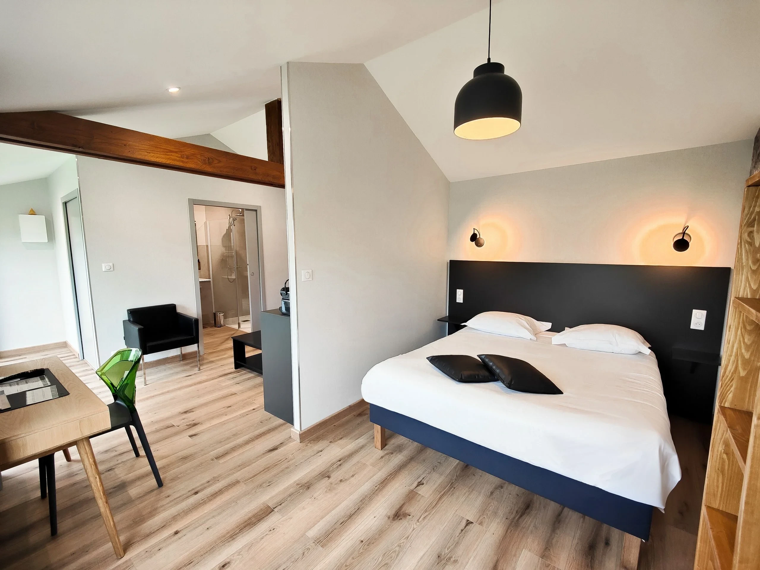 Chambre moderne avec lit double et bureau