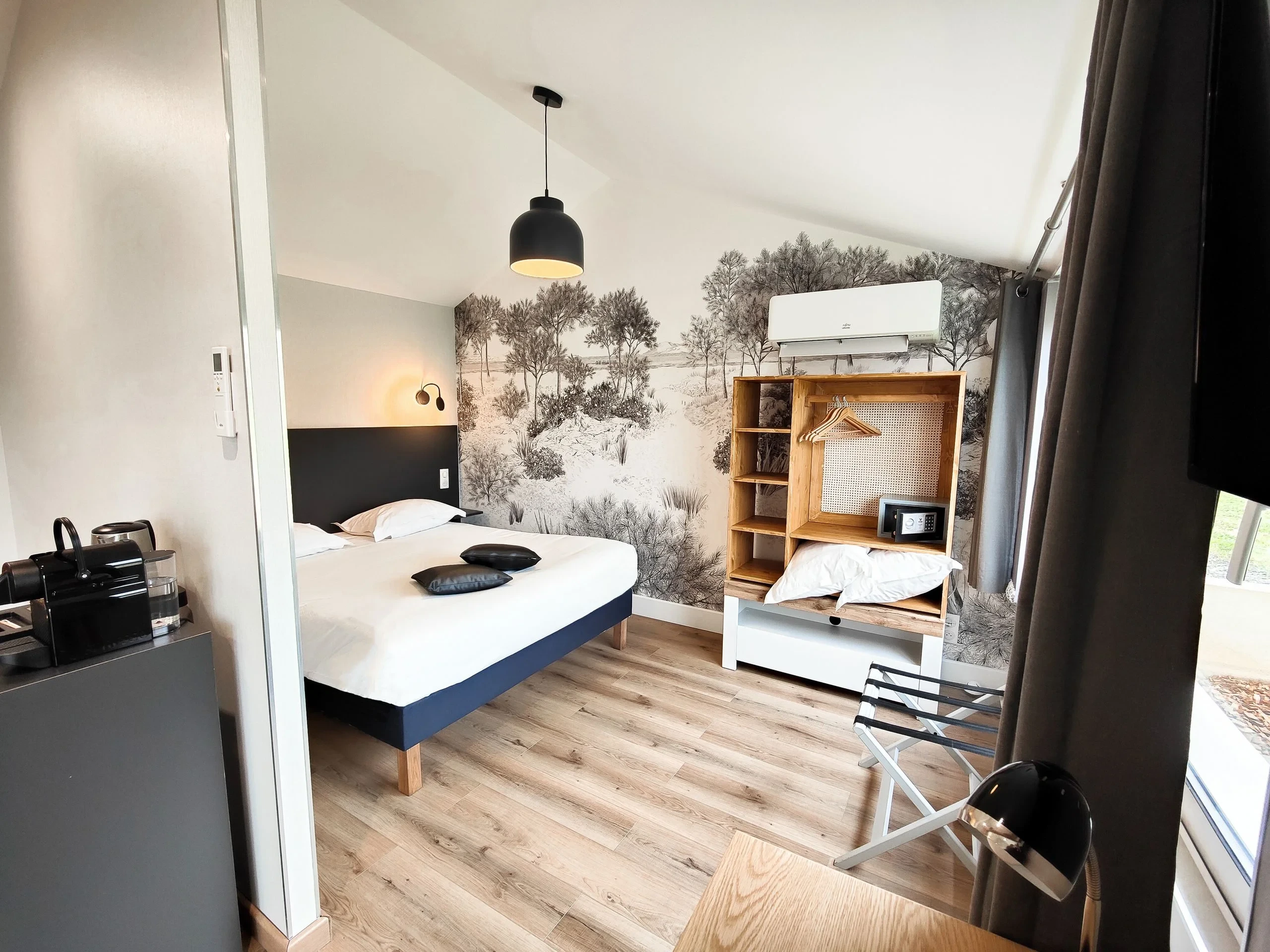 Chambre moderne avec lit double et fresque murale