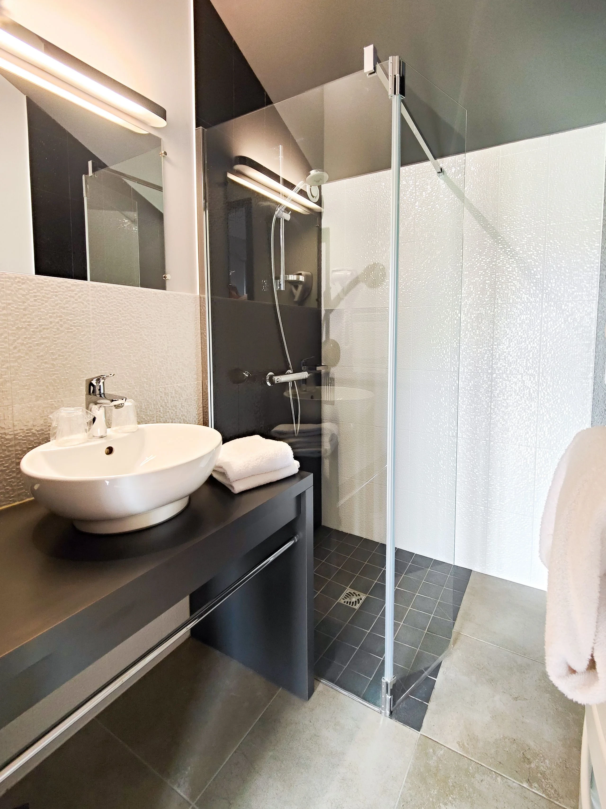 Salle de bain moderne avec douche vitrée