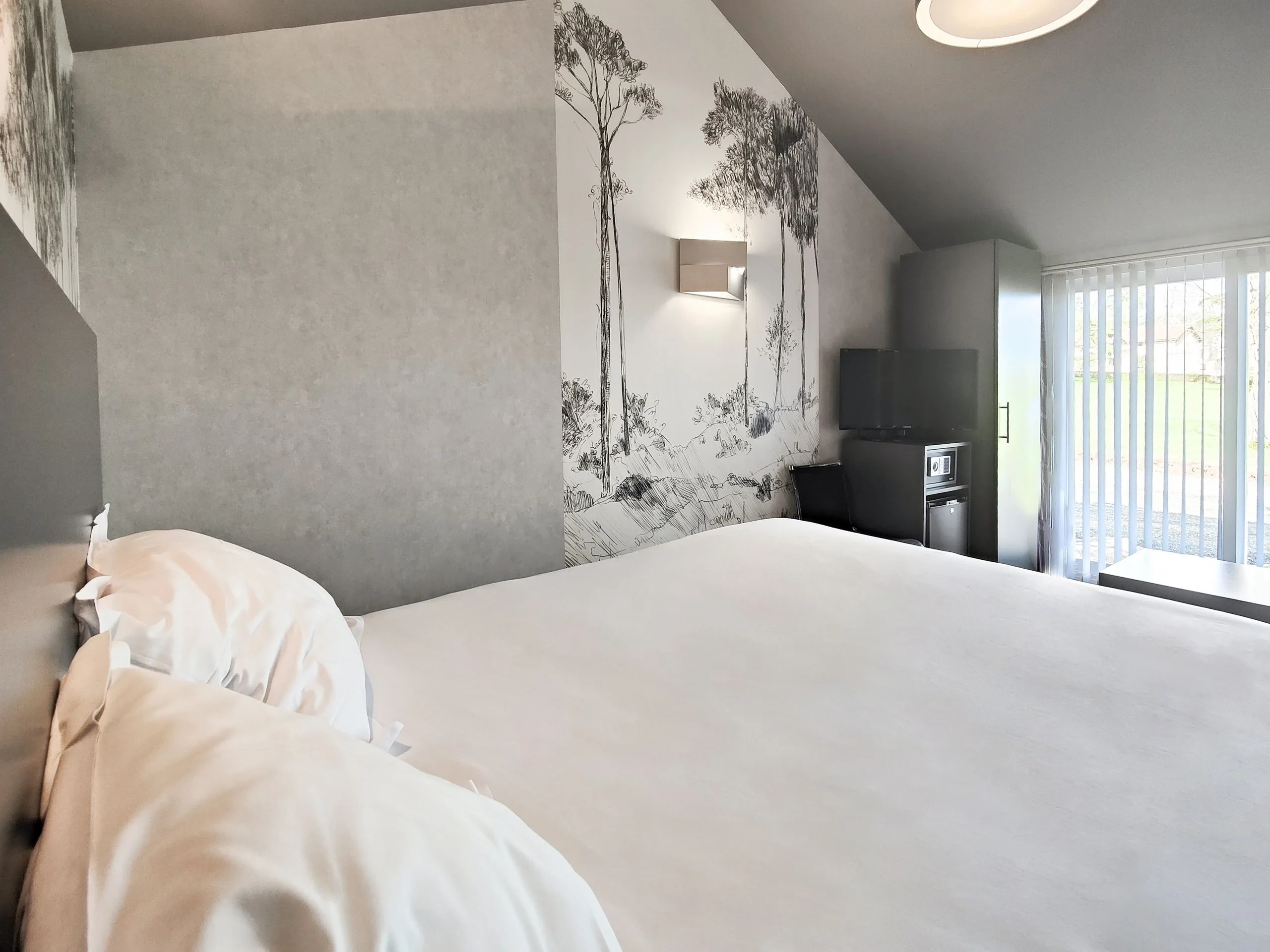 Chambre moderne avec fresque murale forestière