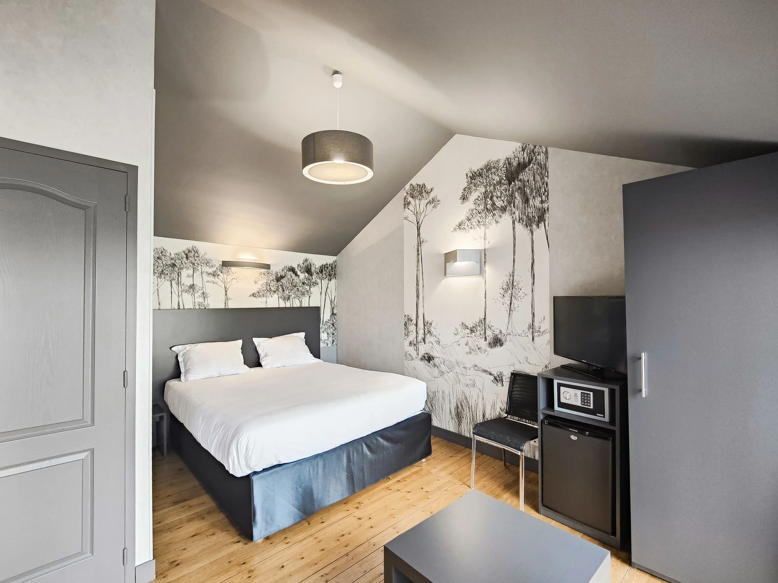 Chambre moderne avec lit double et papier peint