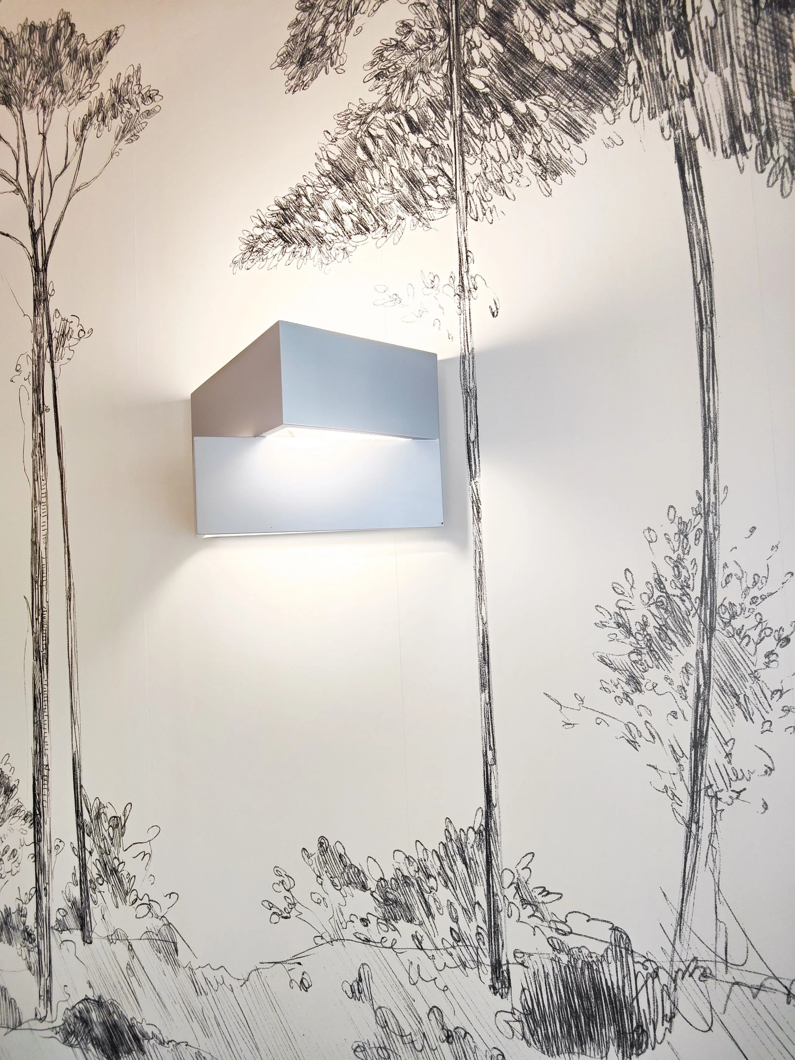Applique murale moderne sur mur illustré d’arbres