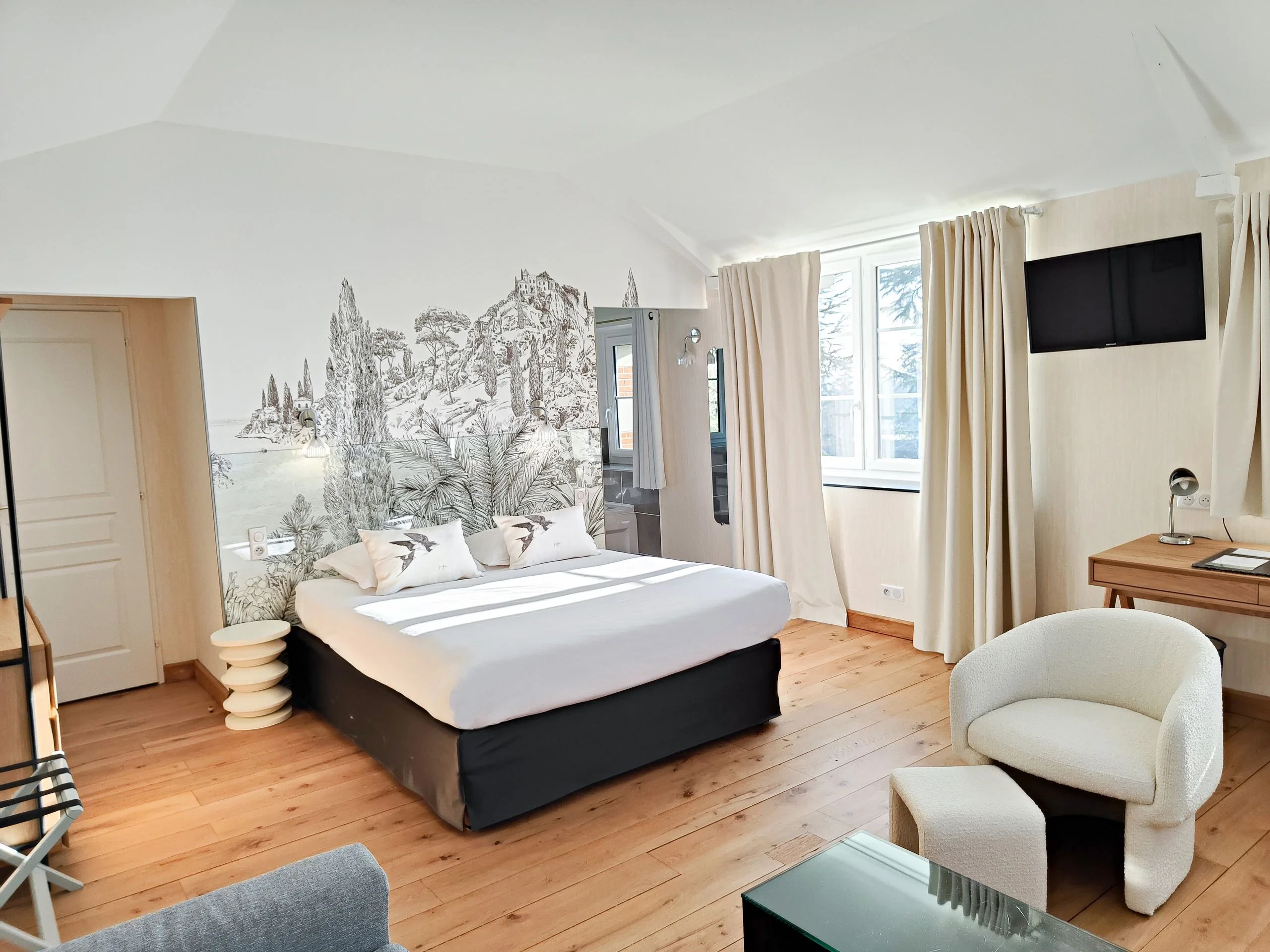 Chambre moderne avec fresque murale et parquet bois