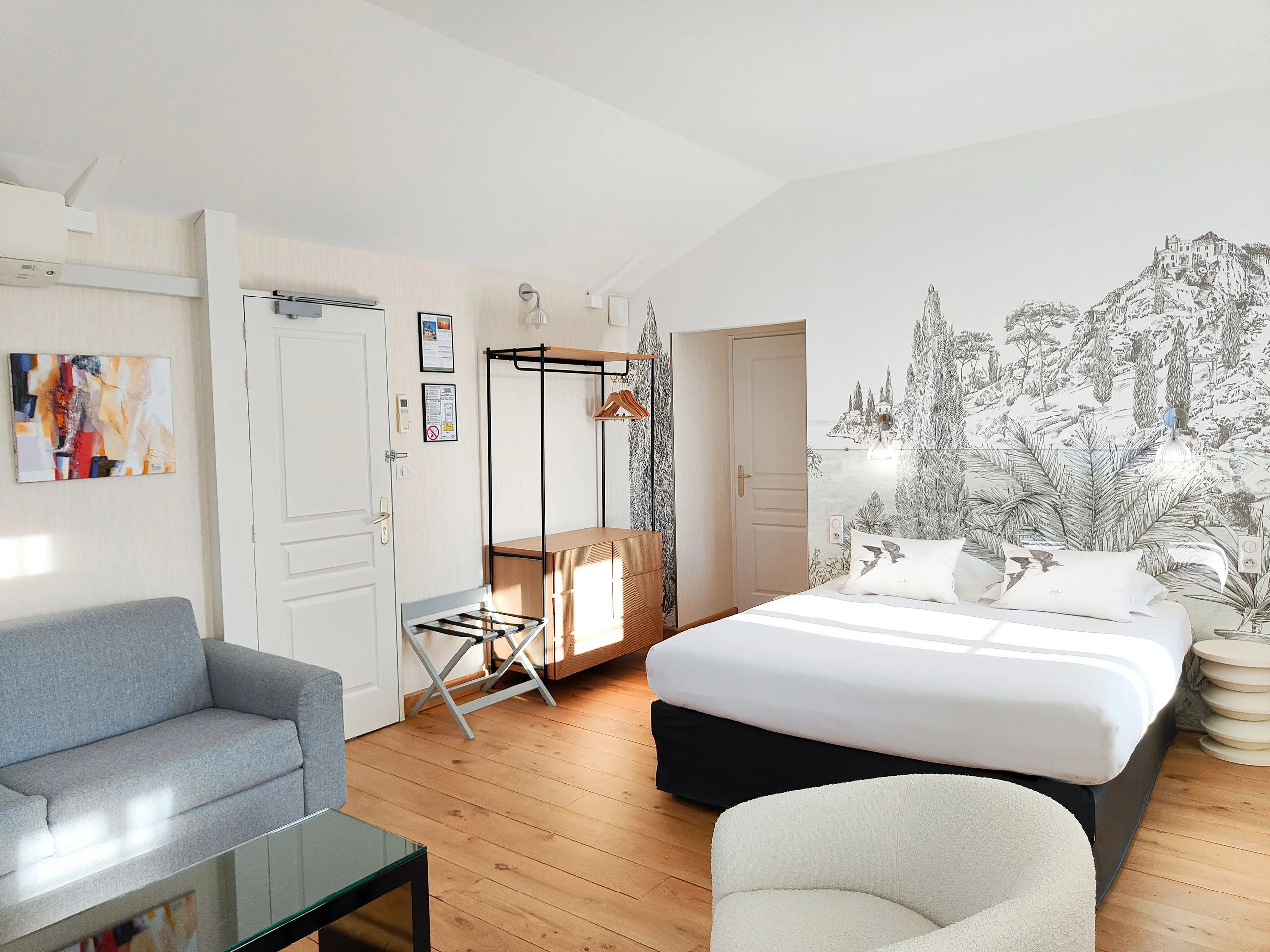 Chambre d’hôtel moderne avec fresque murale panoramique