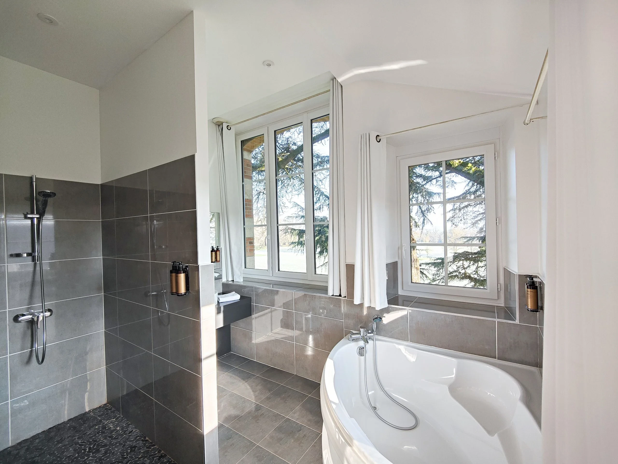 Salle de bain moderne avec baignoire et douche