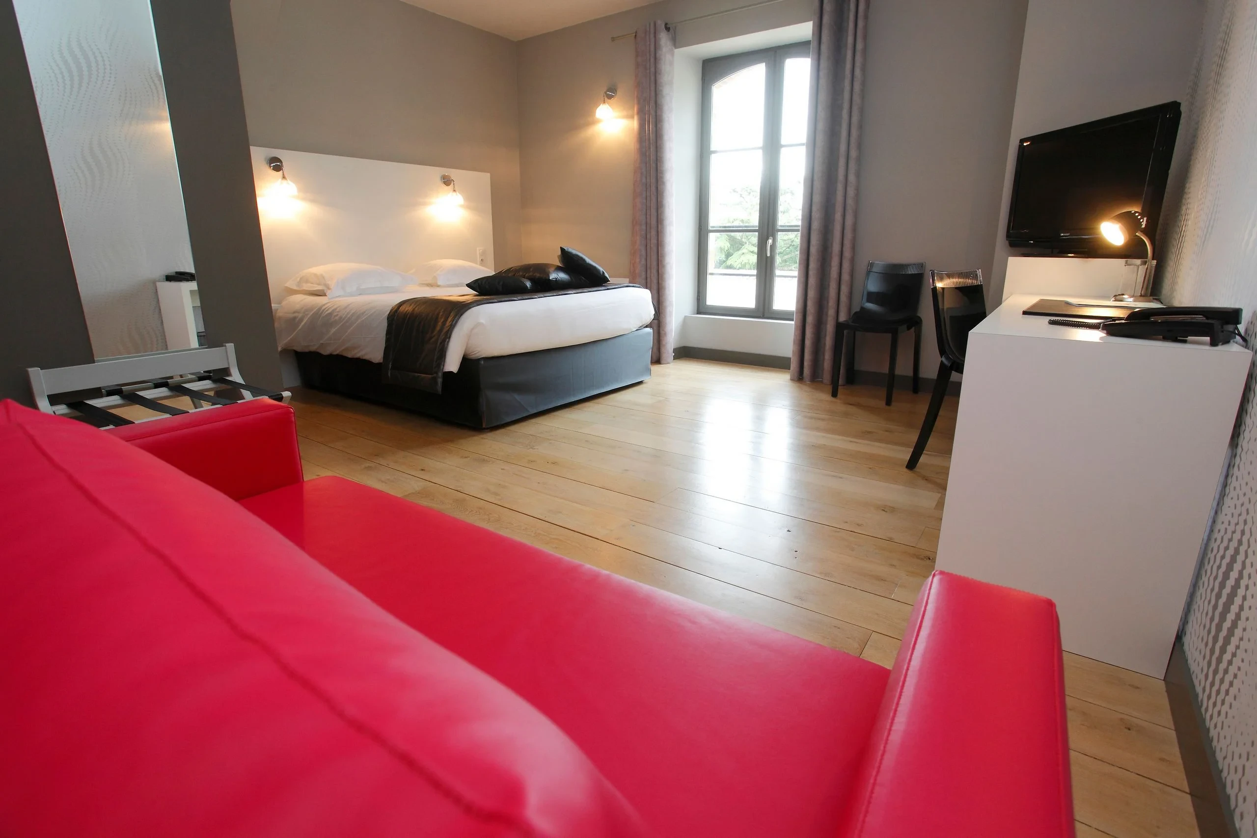 Chambre d’hôtel moderne avec lit double et bureau
