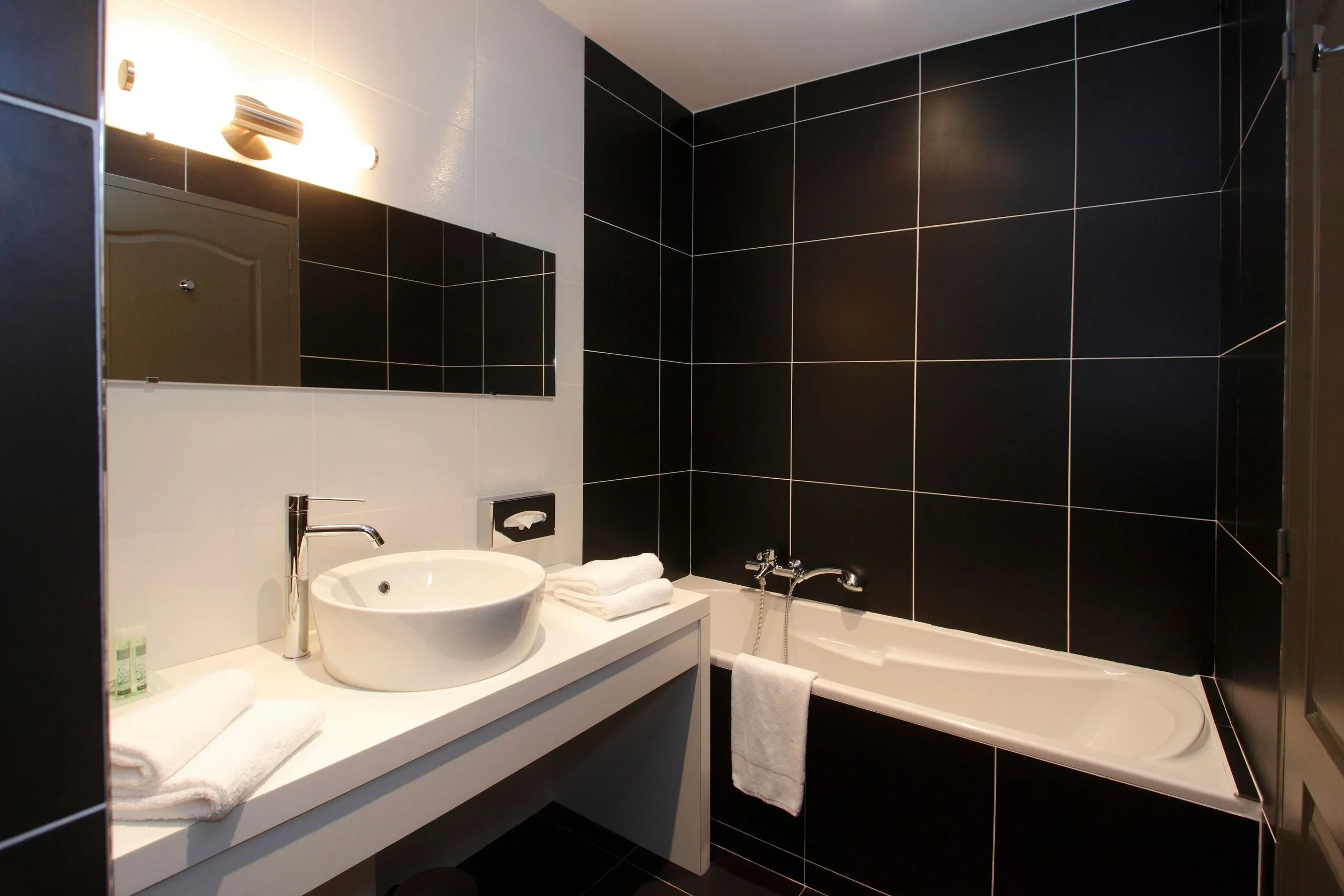 Salle de bain moderne noir et blanc