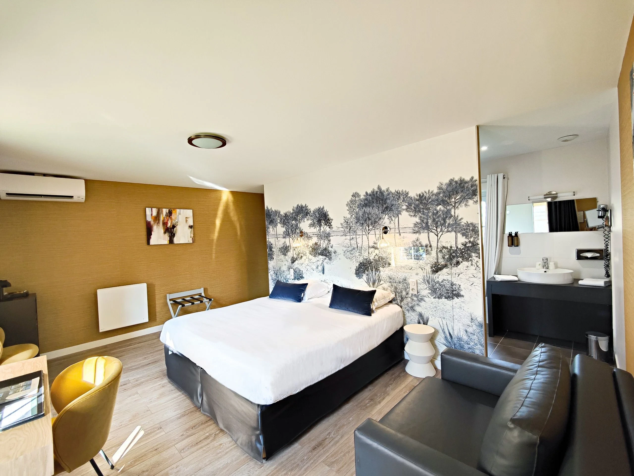 Chambre d'hôtel moderne avec fresque murale nature