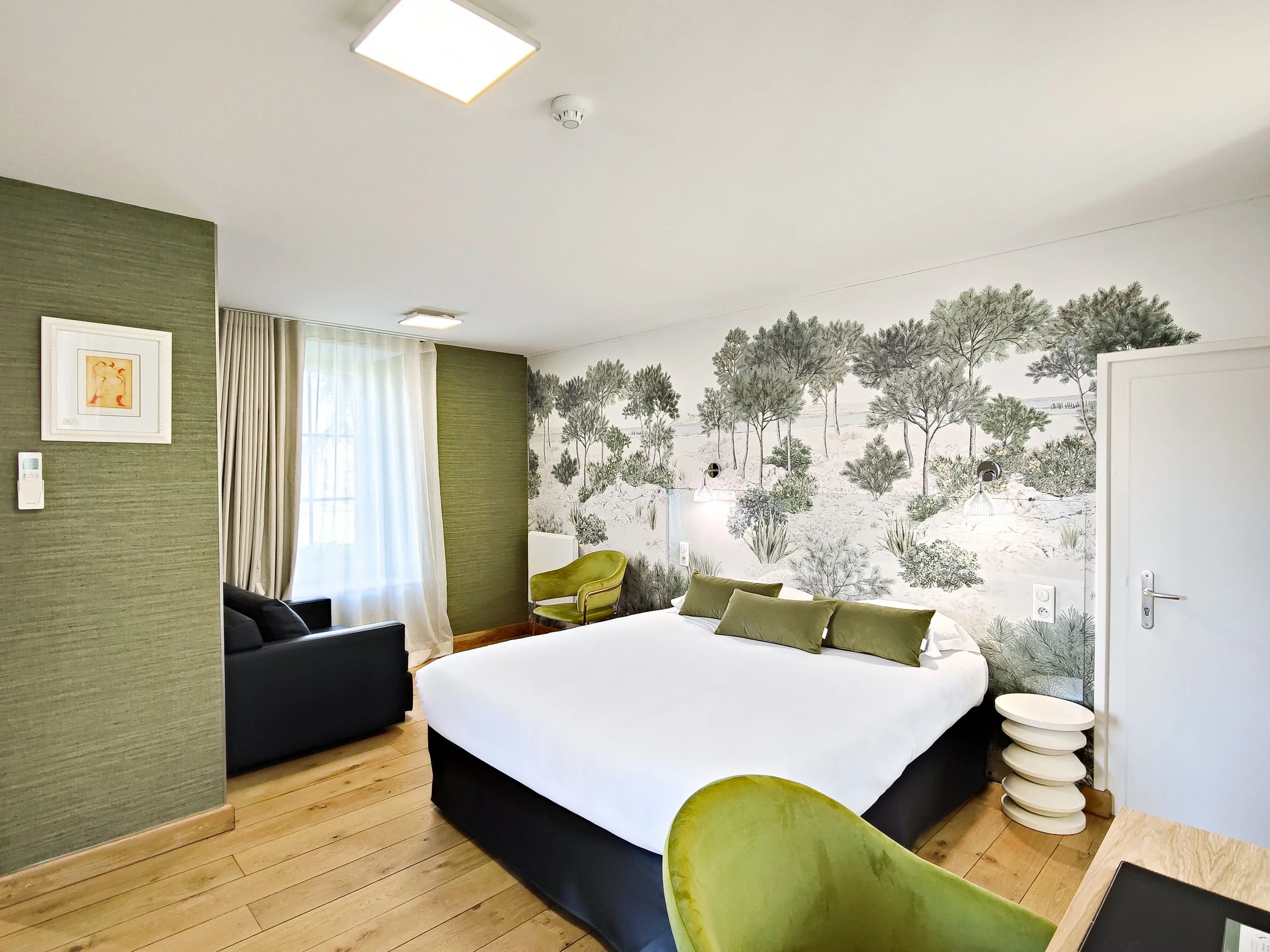 Chambre moderne avec fresque murale forêt verte