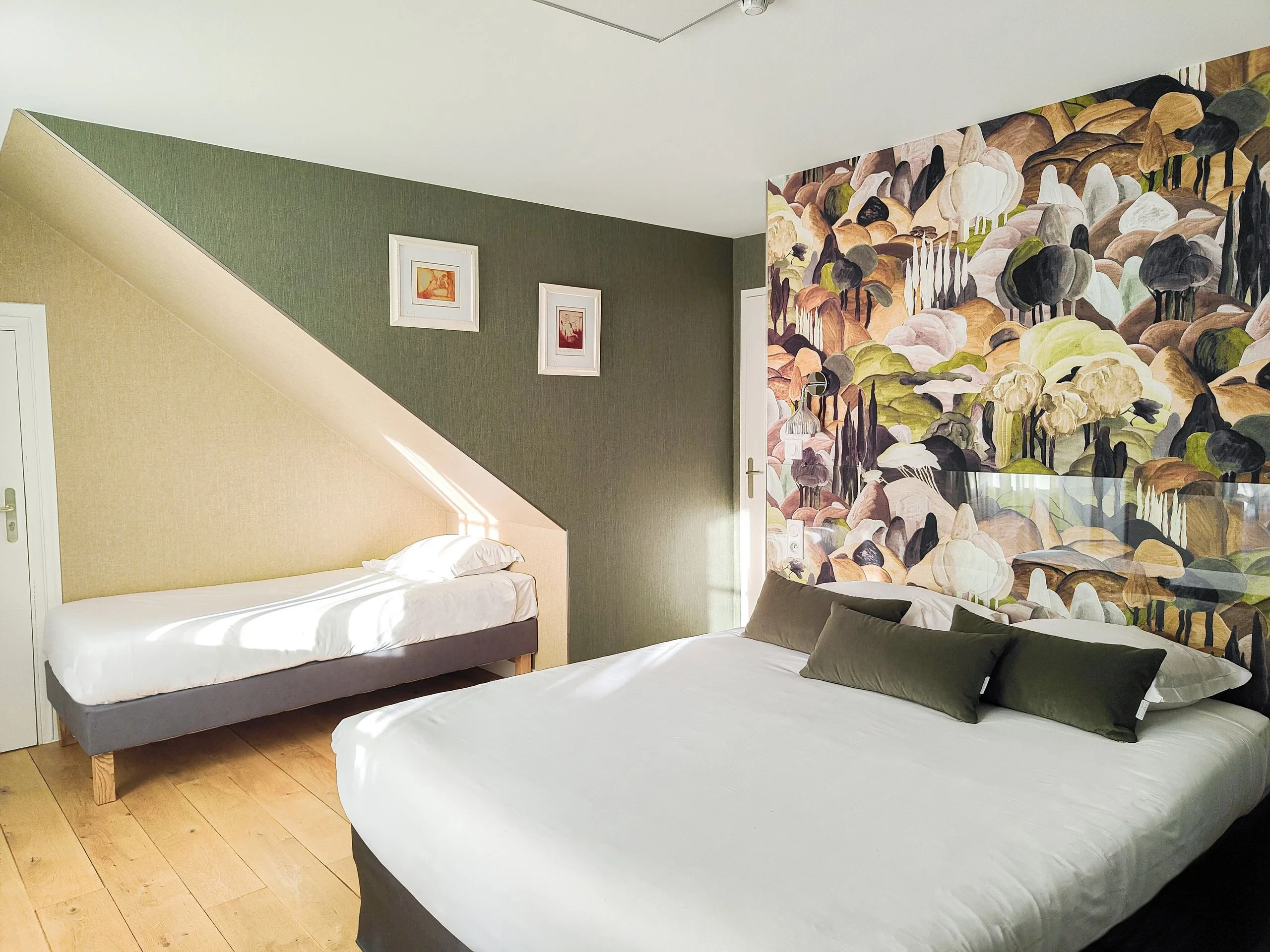 Chambre moderne avec fresque murale végétale colorée