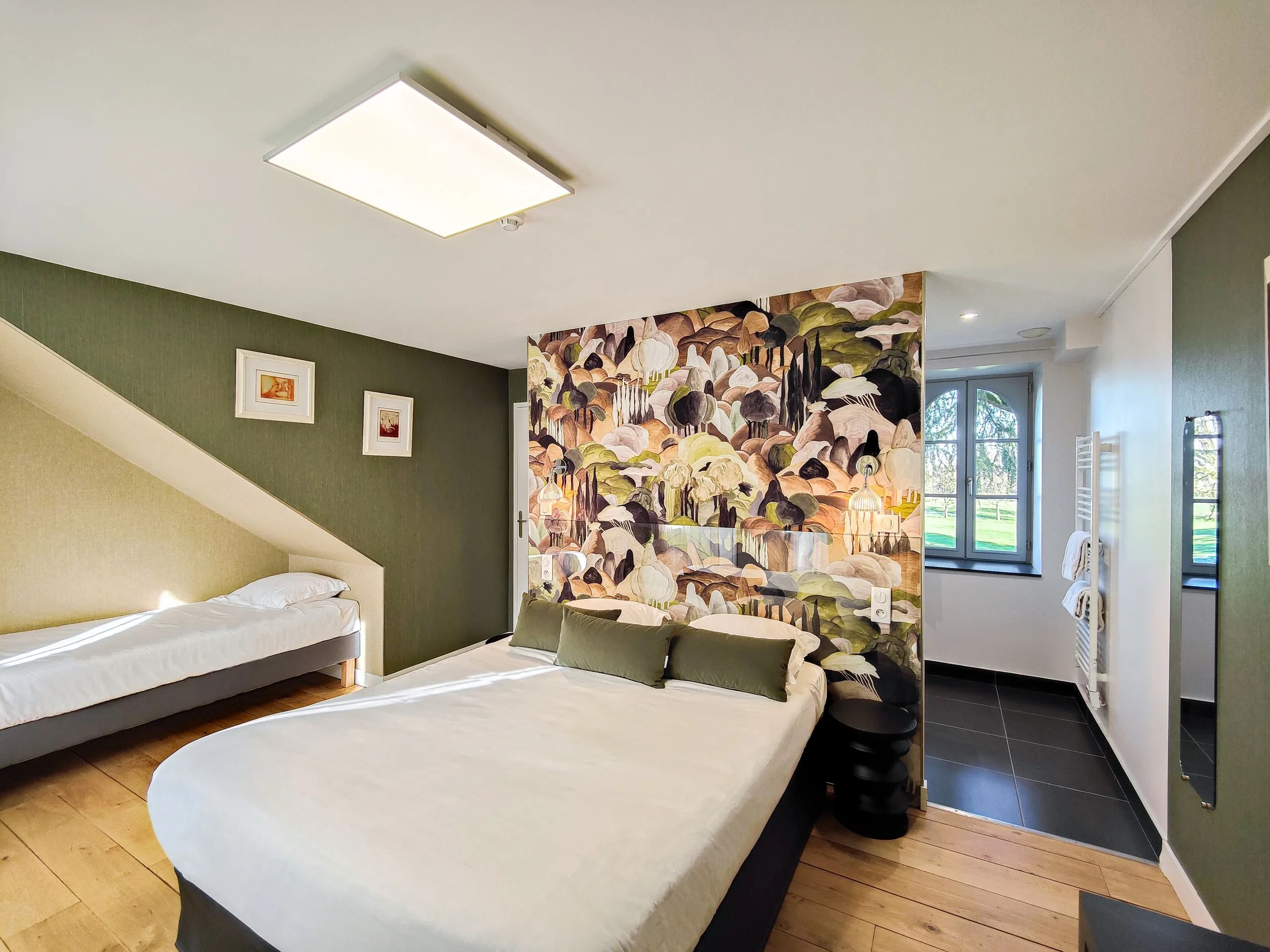 Chambre moderne avec fresque florale et lit double