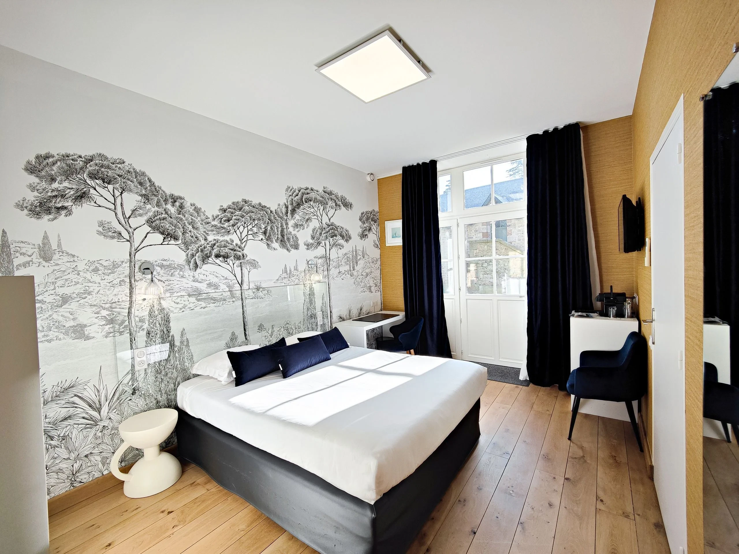 Chambre moderne avec fresque murale et lit double