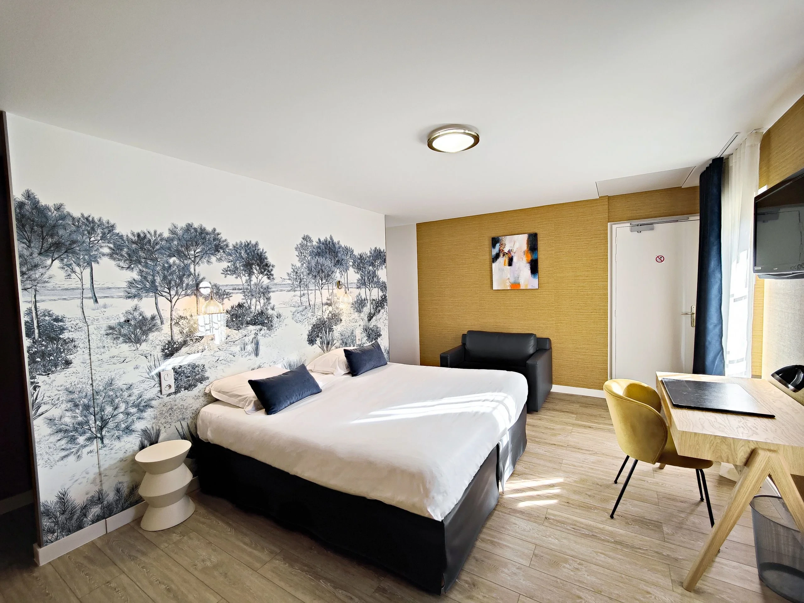 Chambre d'hôtel moderne avec fresque murale nature