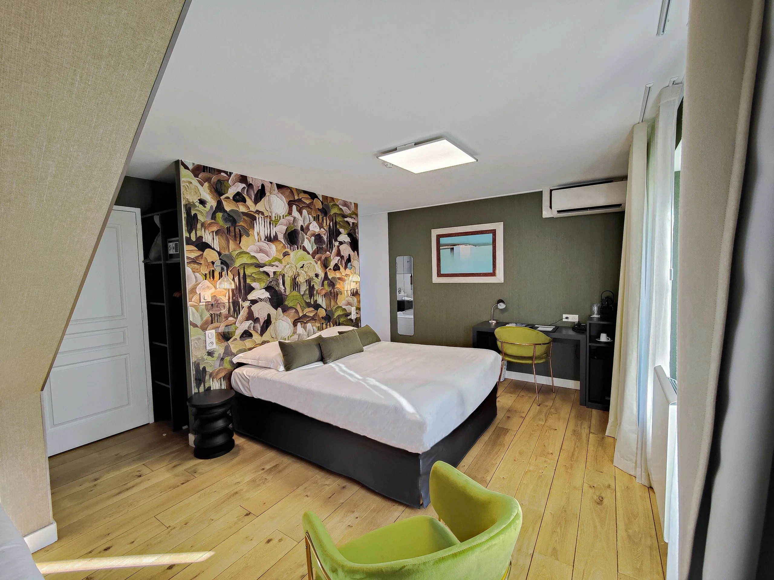 Chambre moderne avec fresque florale et bureau