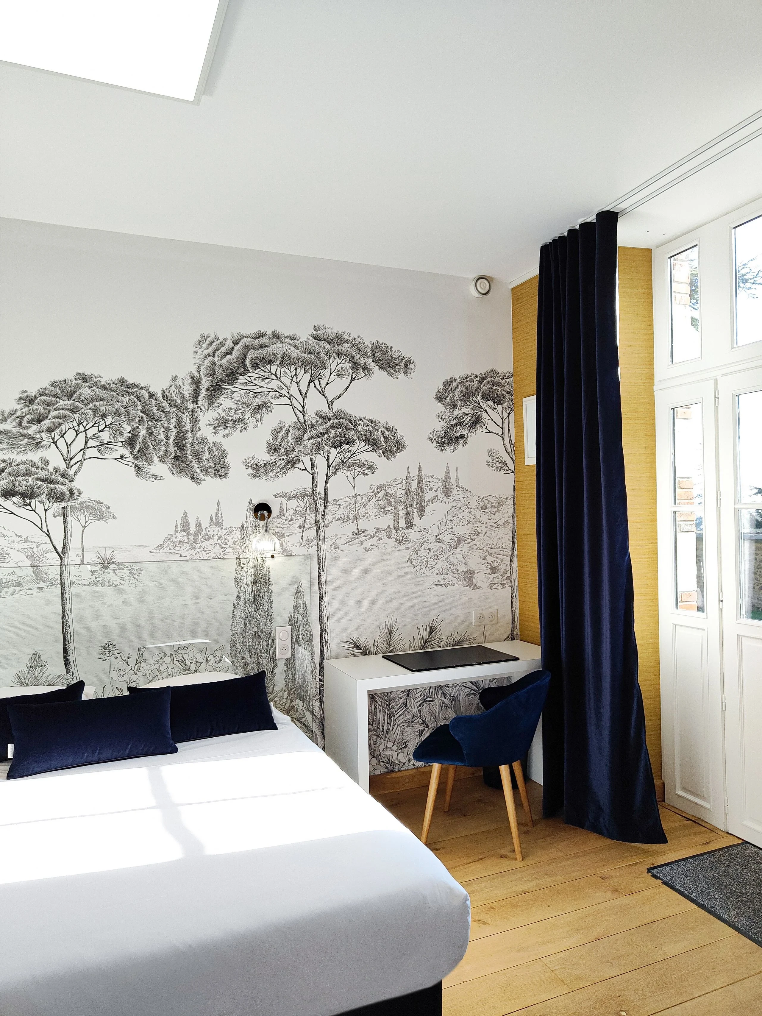 Chambre moderne avec fresque murale paysage arboré