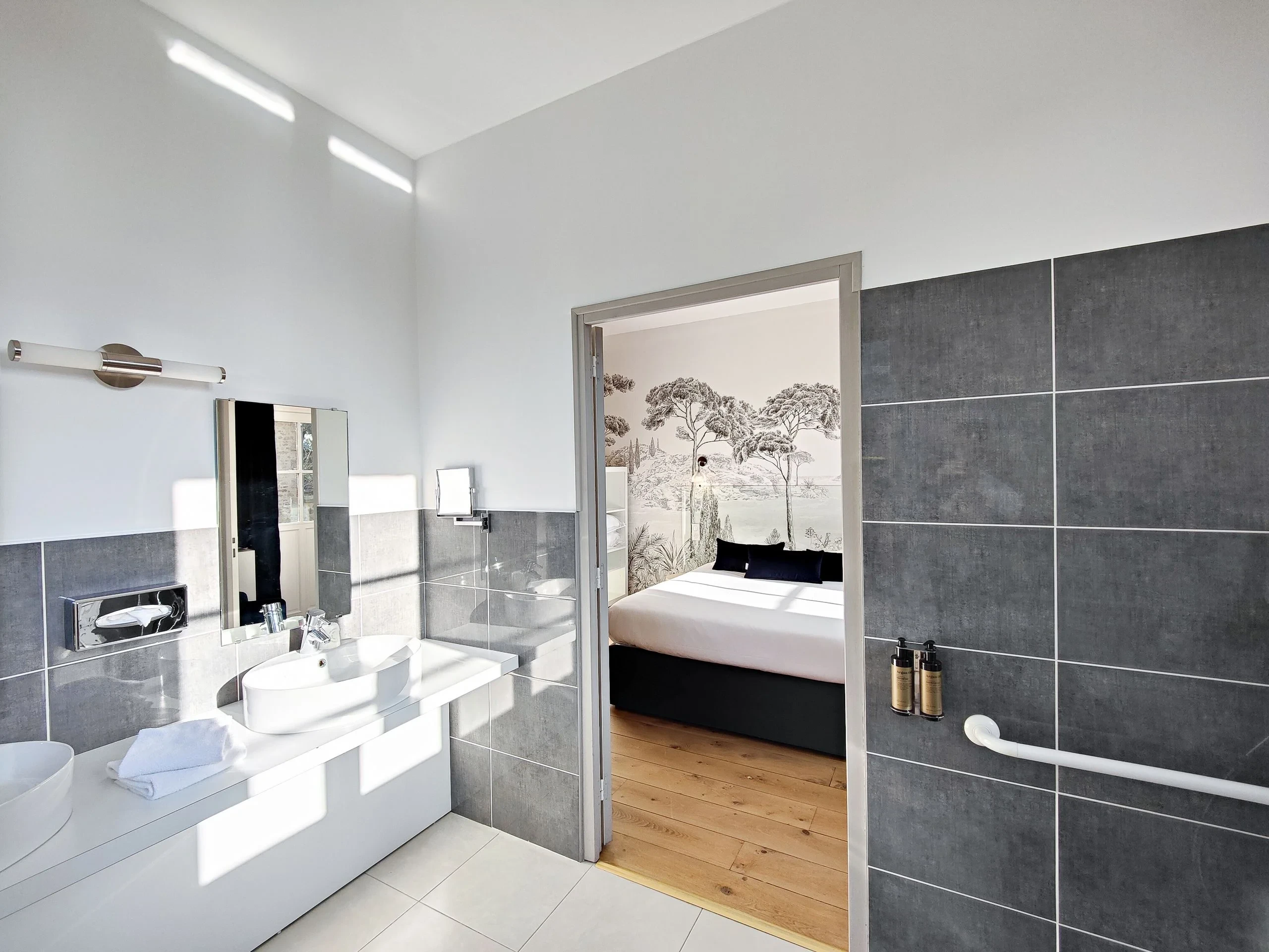 Salle de bain moderne ouverte sur chambre