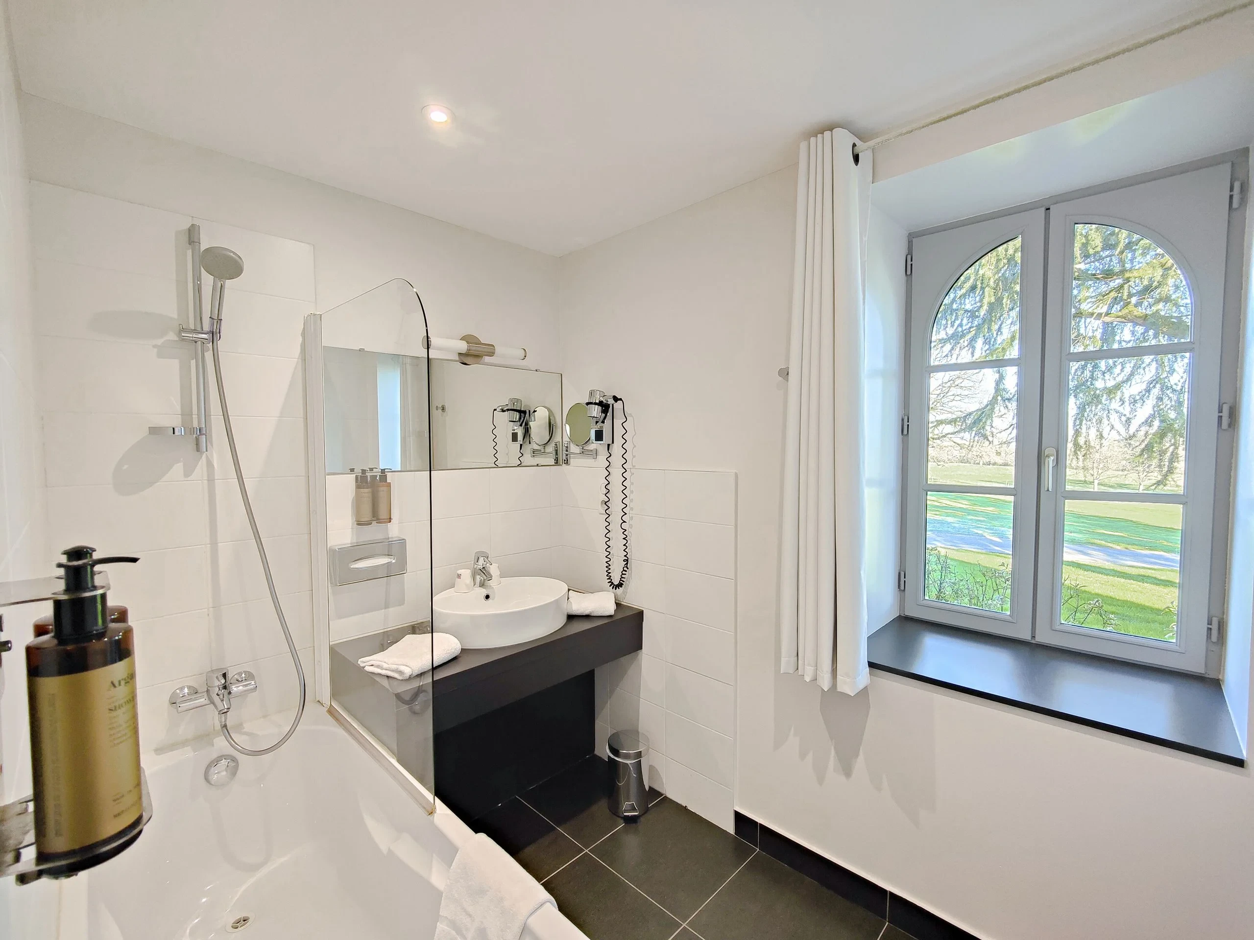 Salle de bain moderne lumineuse avec fenêtre