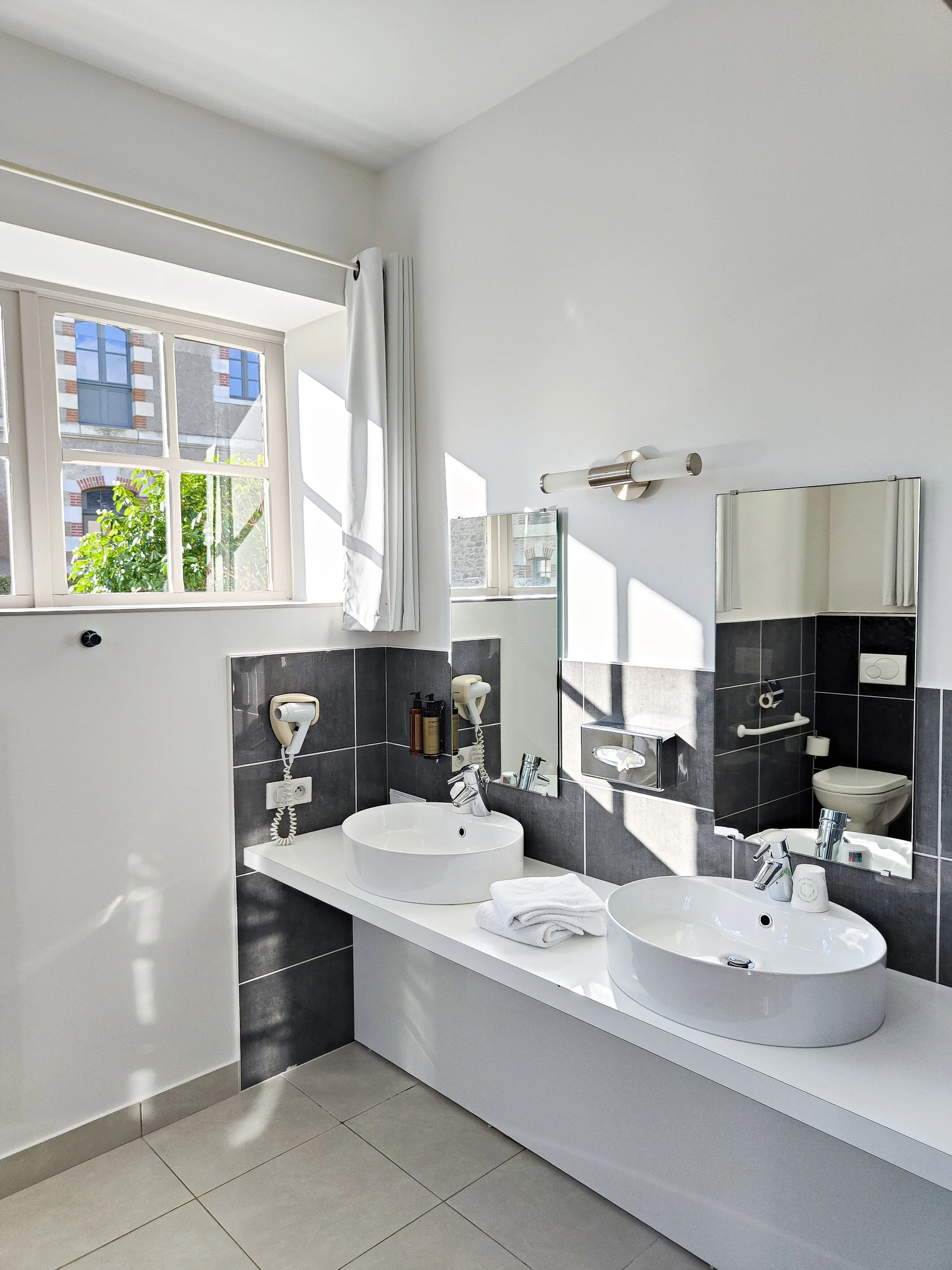 Salle de bain lumineuse avec double vasque moderne