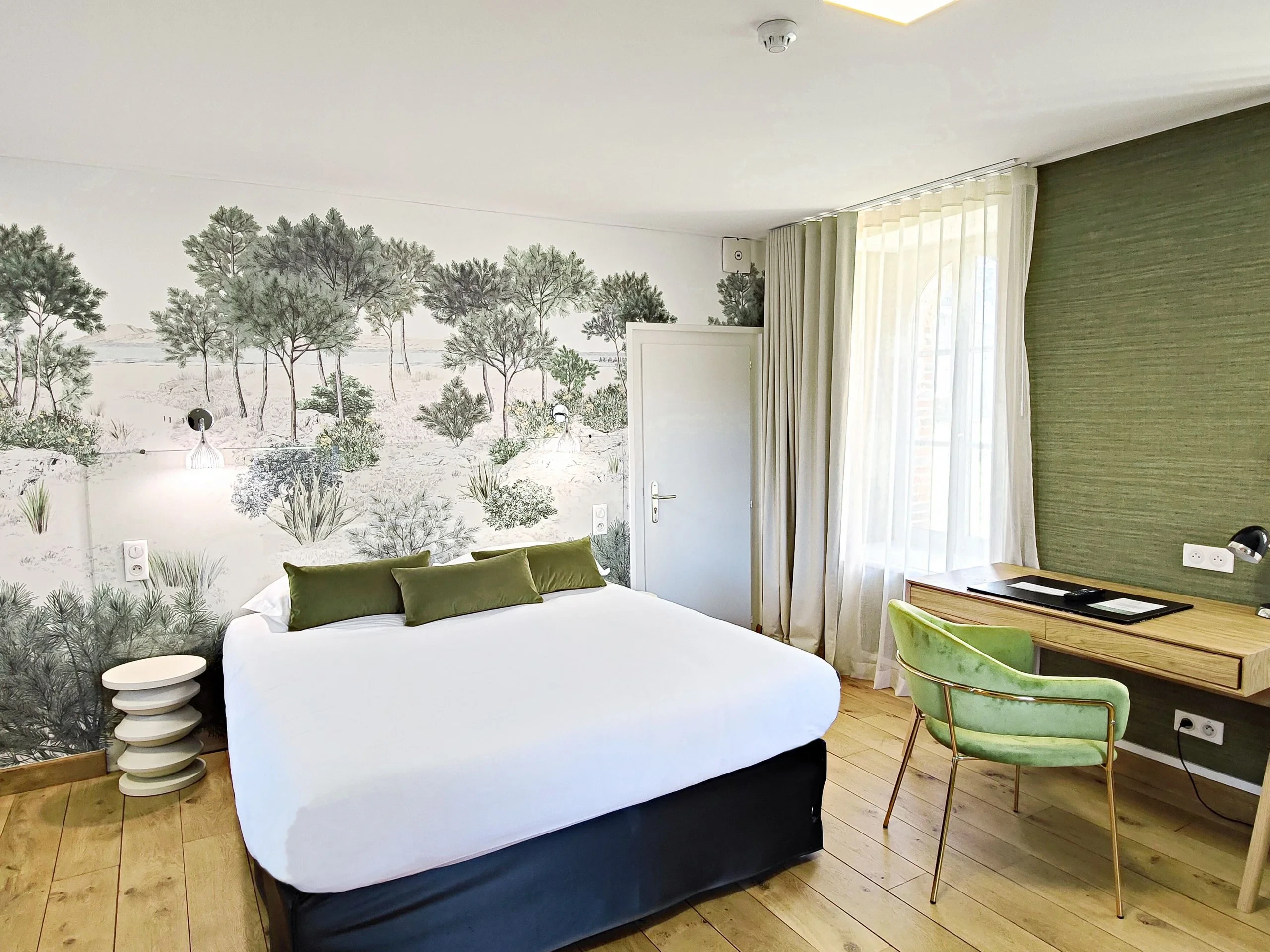 Chambre moderne avec fresque murale forestière verte