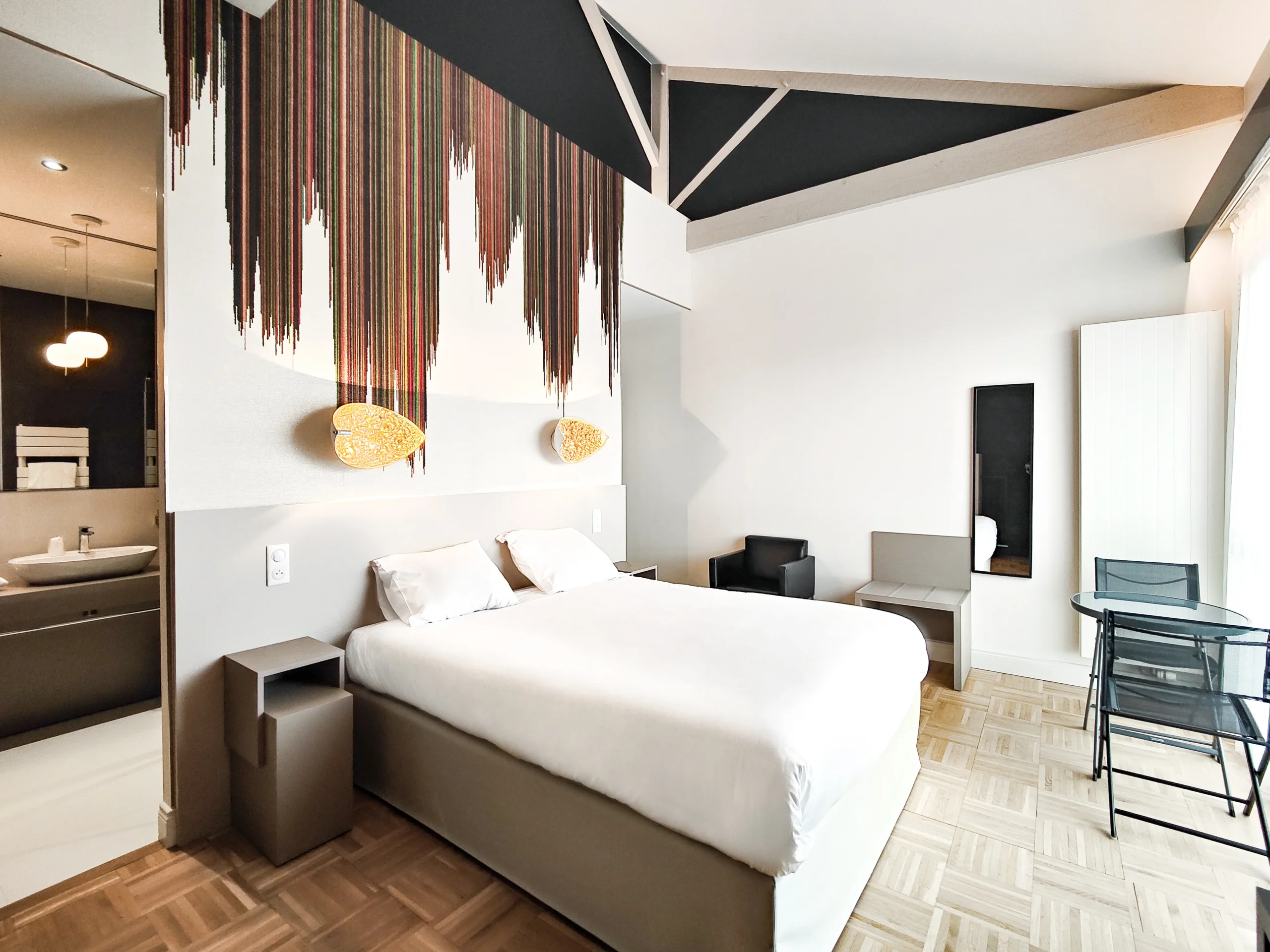 Chambre moderne avec lit double et fresque murale