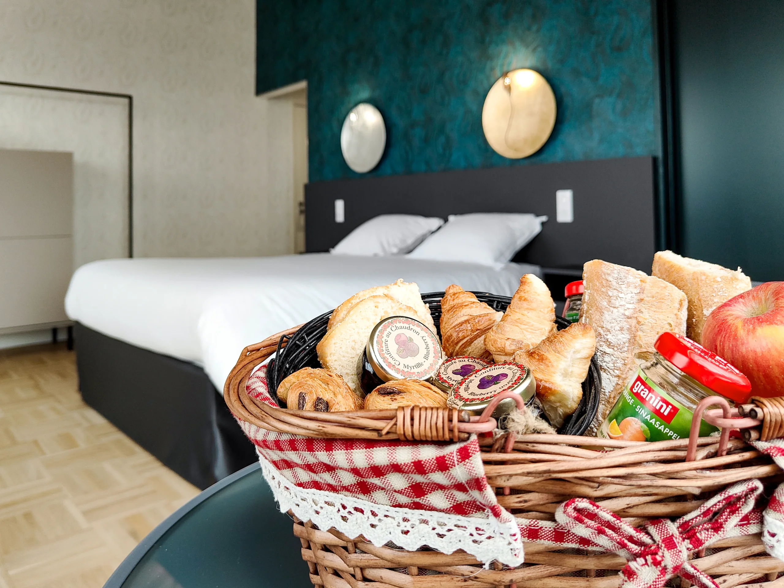 Panier petit-déjeuner dans chambre d’hôtel moderne