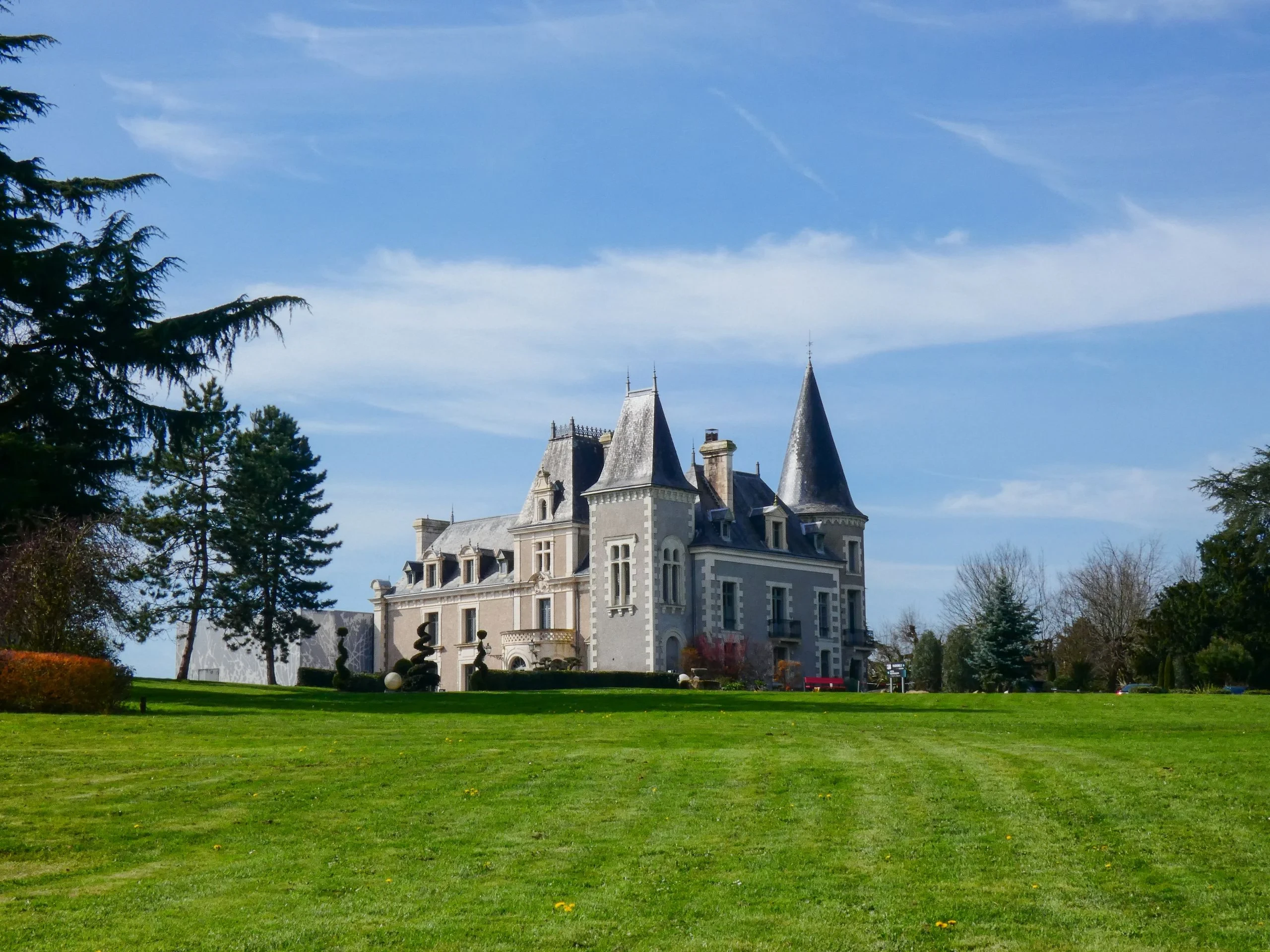Château avec tourelles entouré d’un grand parc