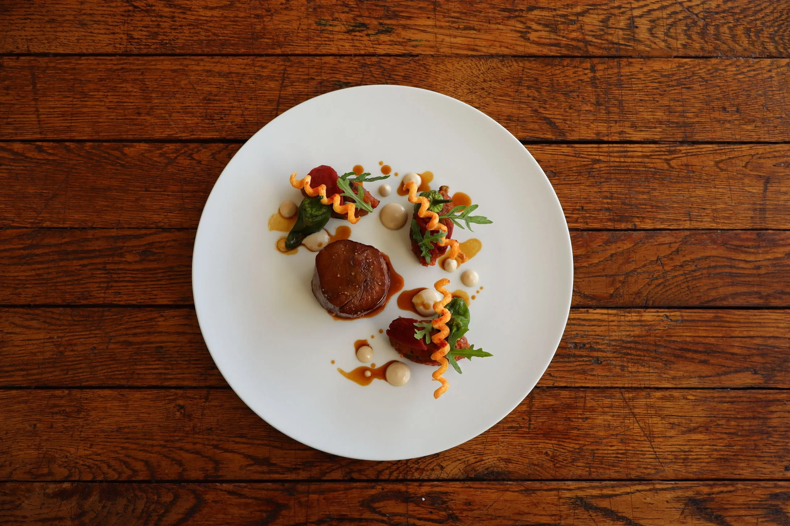 Assiette gastronomique avec viande et légumes décorés