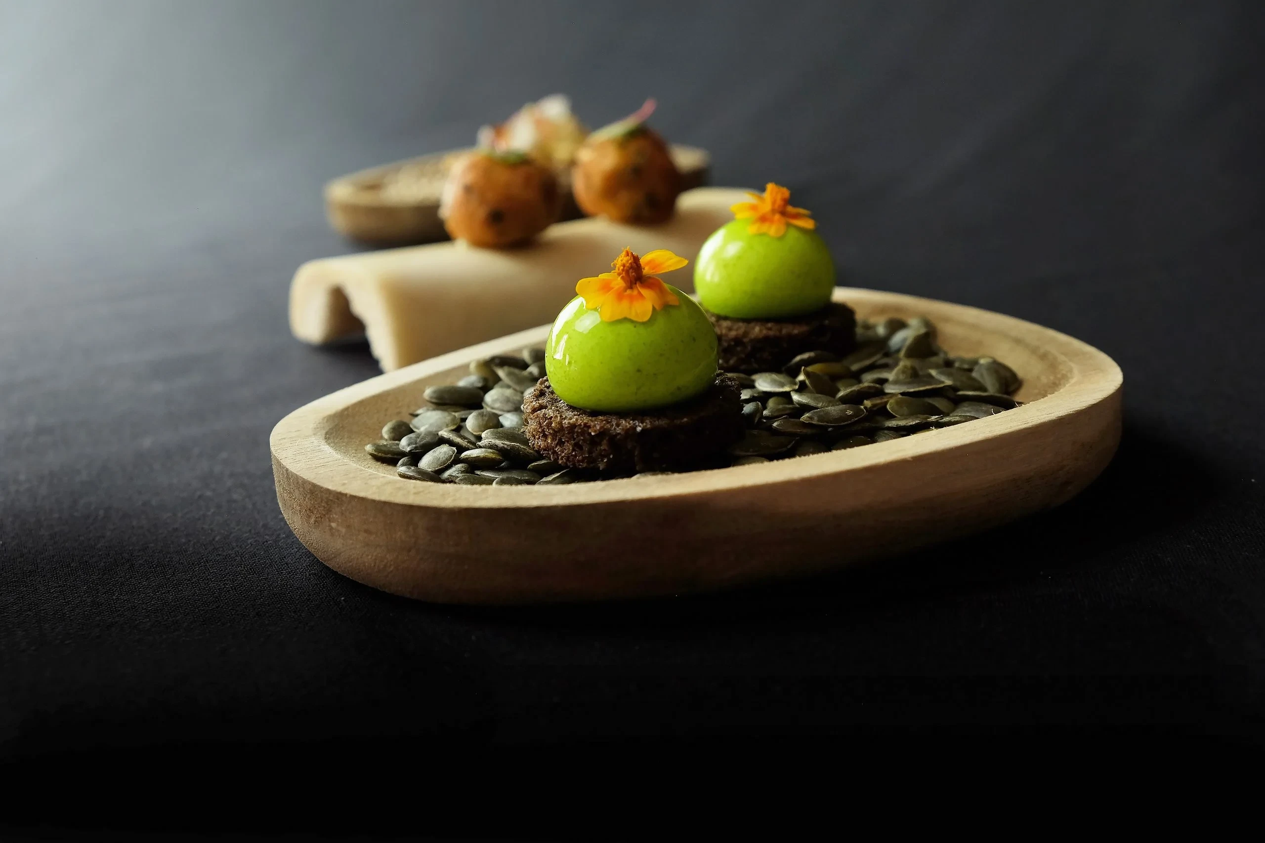 Petits entremets verts glacés sur graines