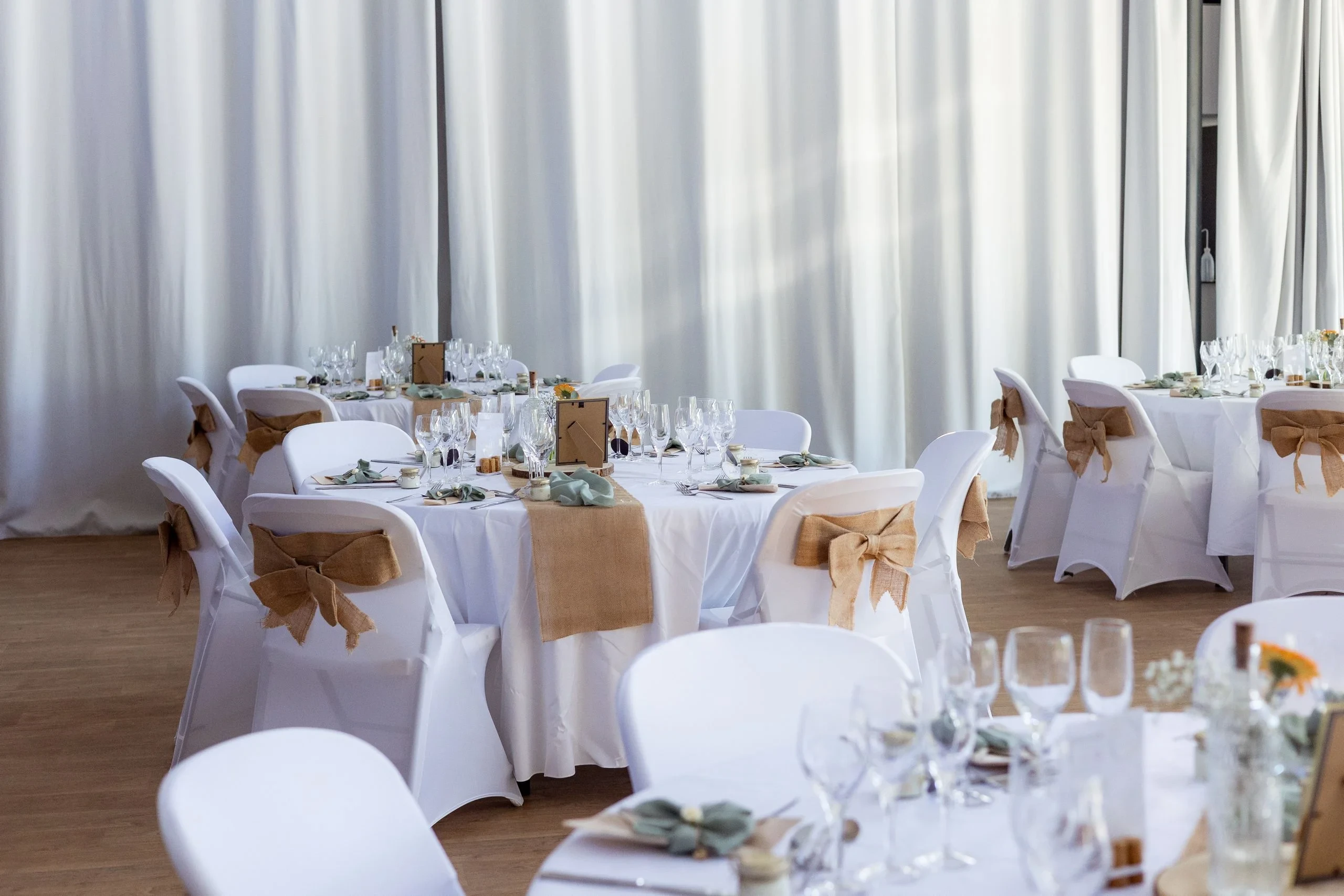 Salle de réception élégante avec tables dressées