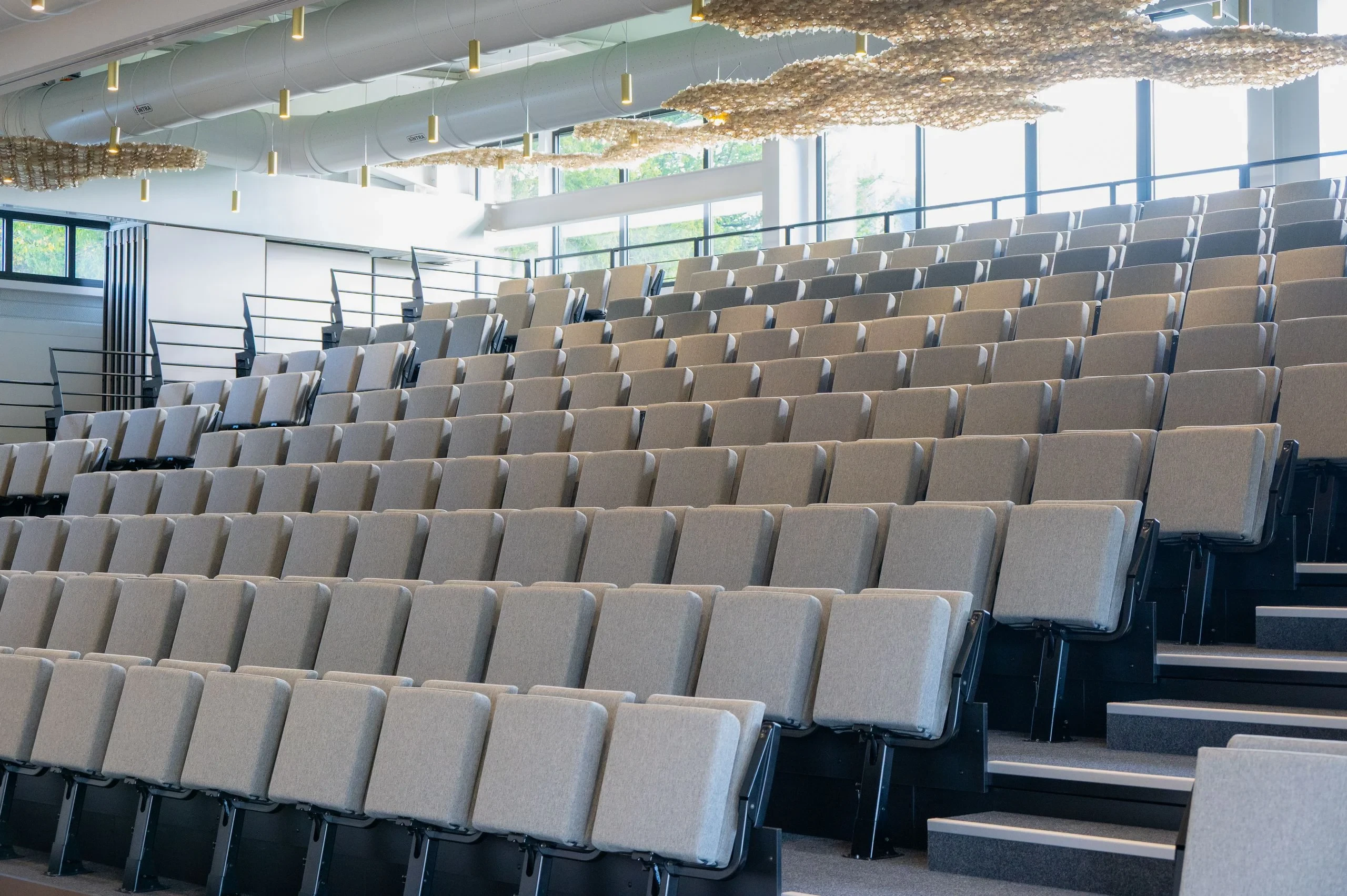 Amphithéâtre moderne vide avec sièges en gradins